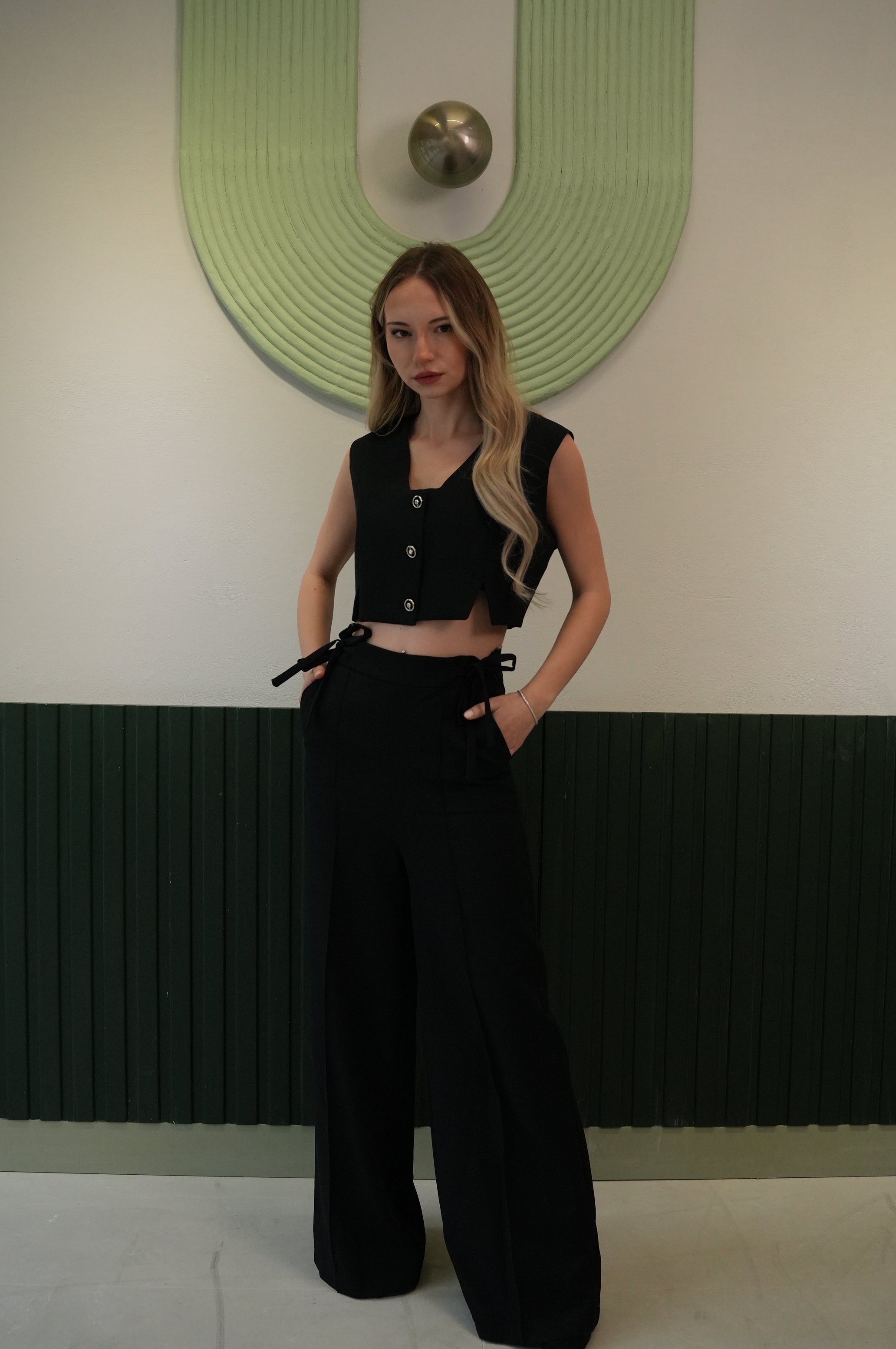 Kadın Siyah Crop Yelek Bol Paça Pantolon Takım