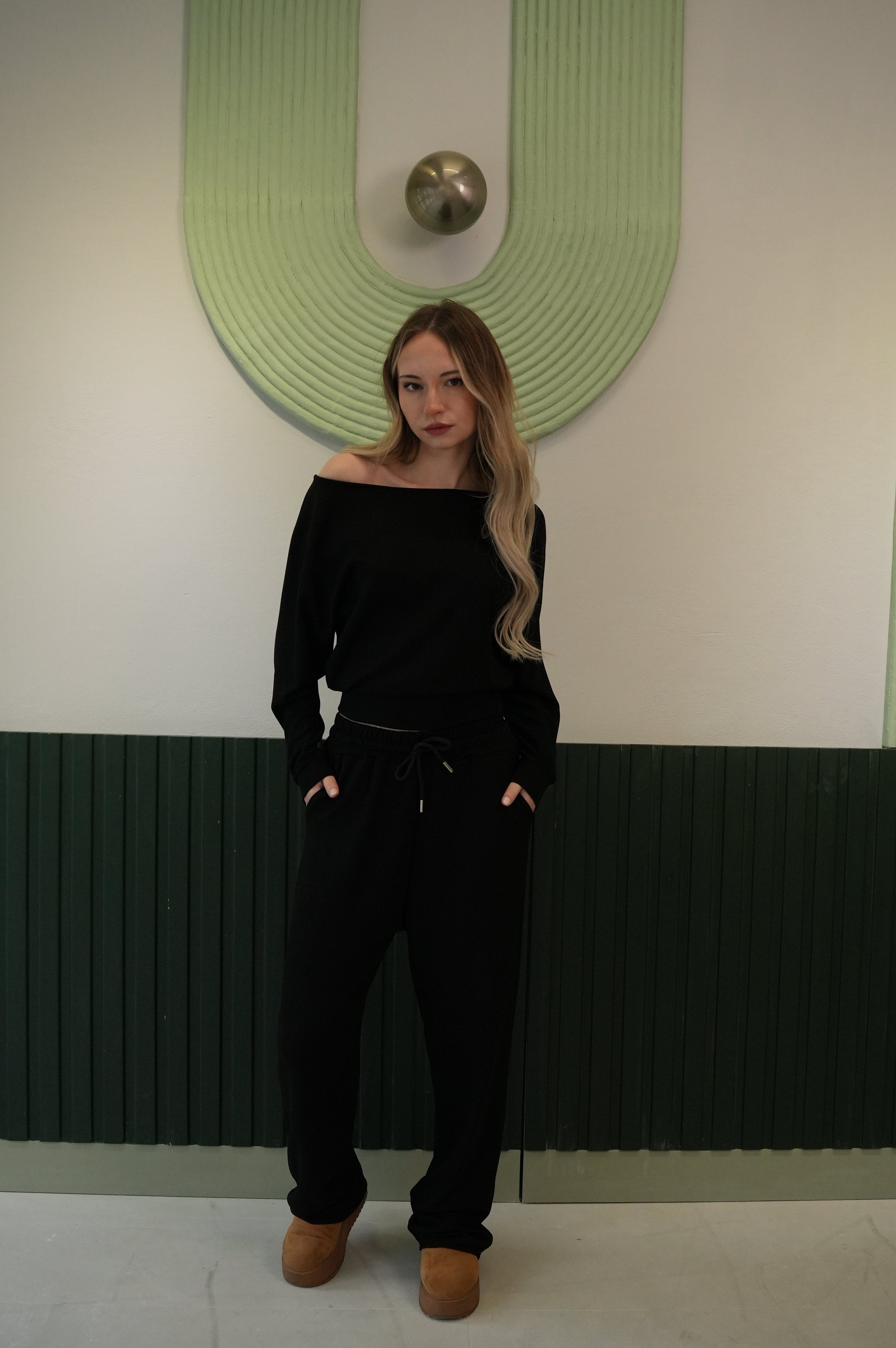 Kadın Siyah Kayık Yaka Jogger Pantolon Takım