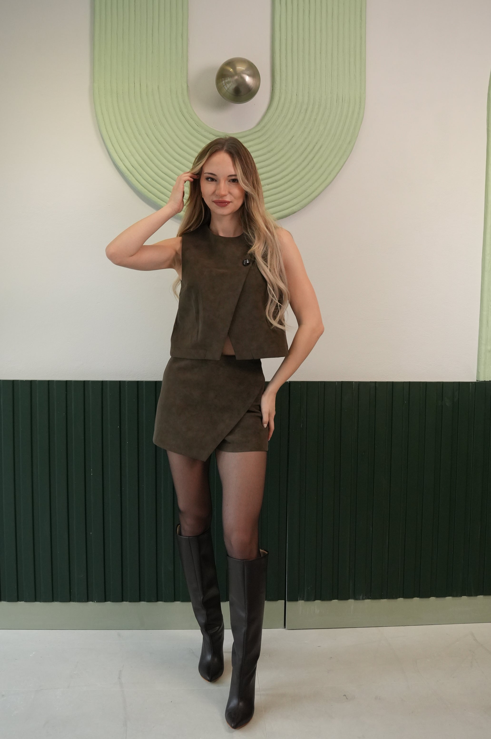 Asimetrik Detaylı Kolsuz Bluz & Mini Etek Takımı – Haki