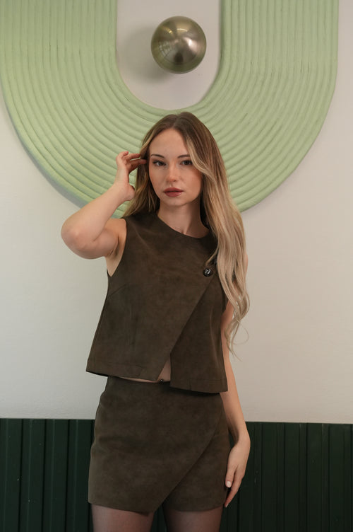 Asimetrik Detaylı Kolsuz Bluz & Mini Etek Takımı – Haki