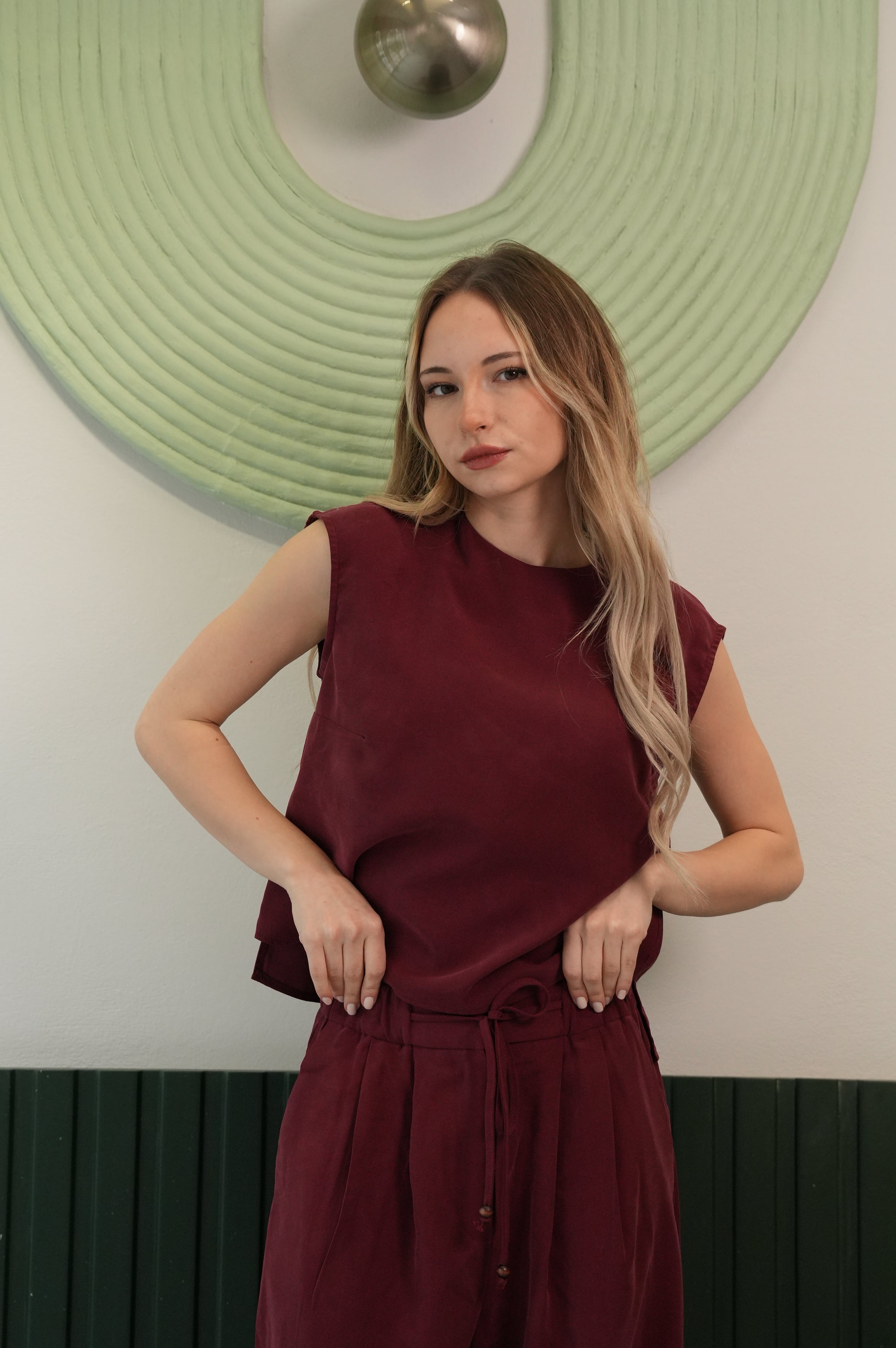 Kolsuz Bluz & Bağcıklı Pantolon Takımı – Bordo