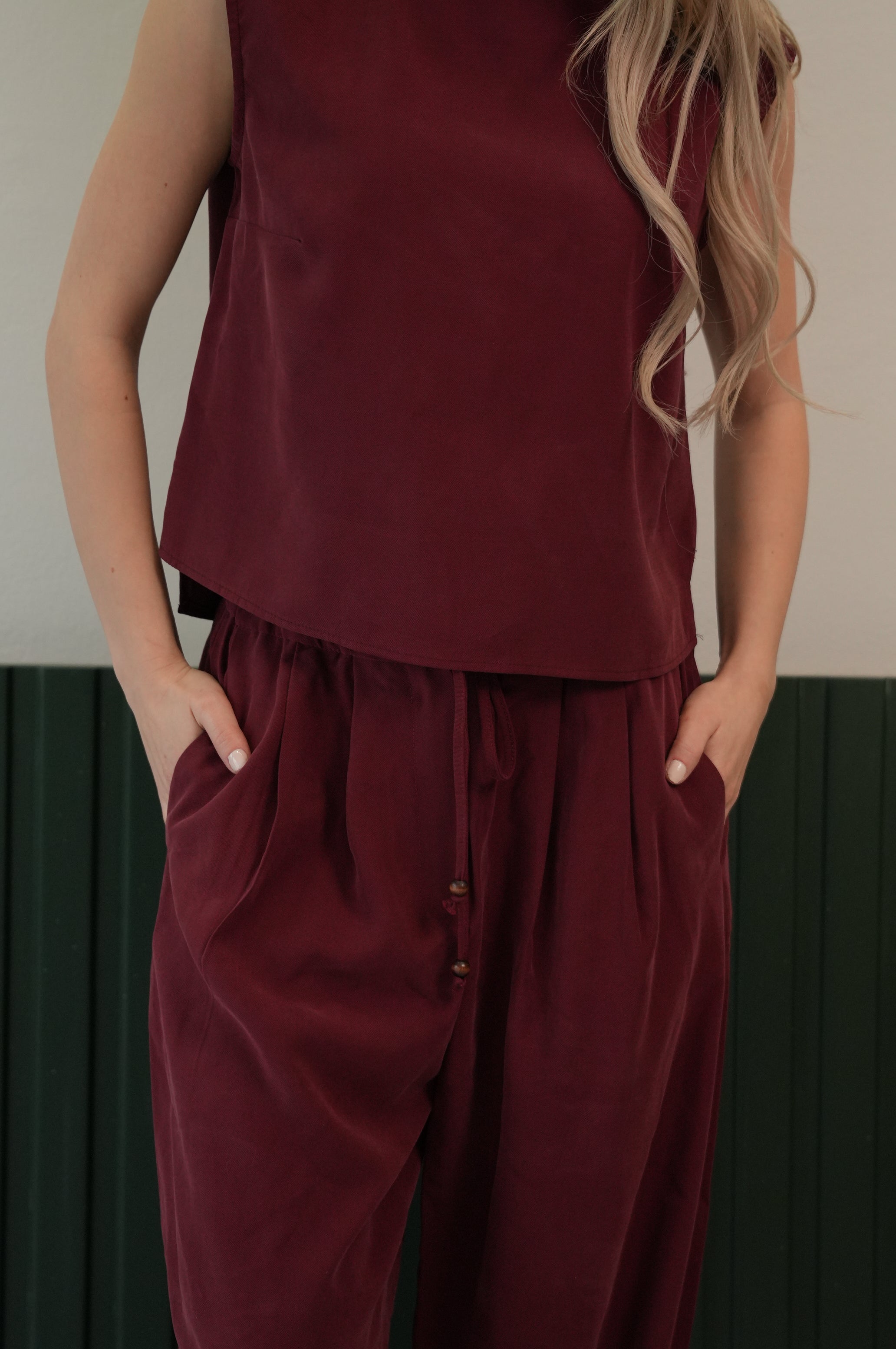 Kolsuz Bluz & Bağcıklı Pantolon Takımı – Bordo