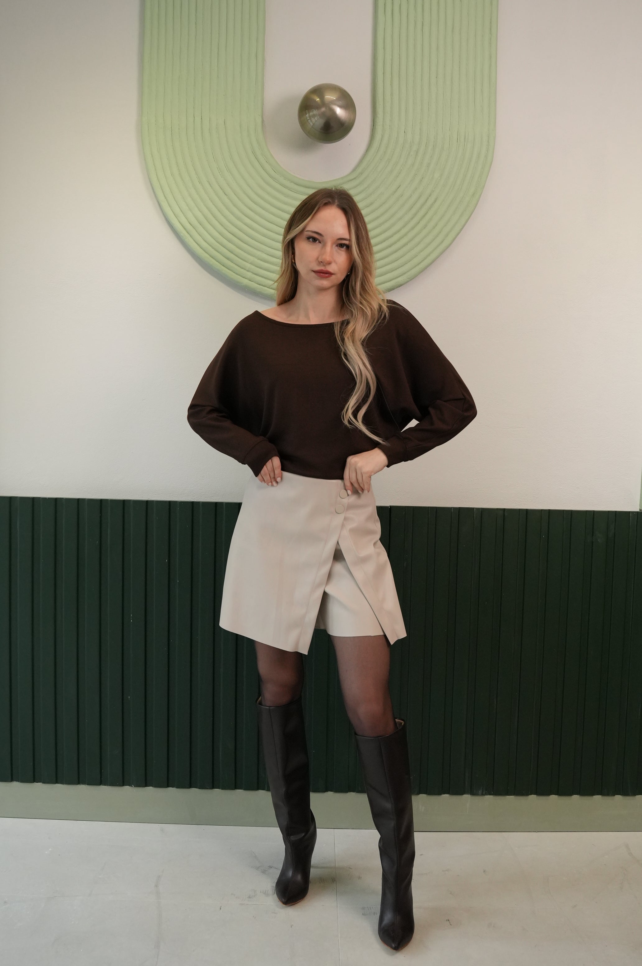 Kayık Yaka Uzun Kollu Bluz – Kahverengi