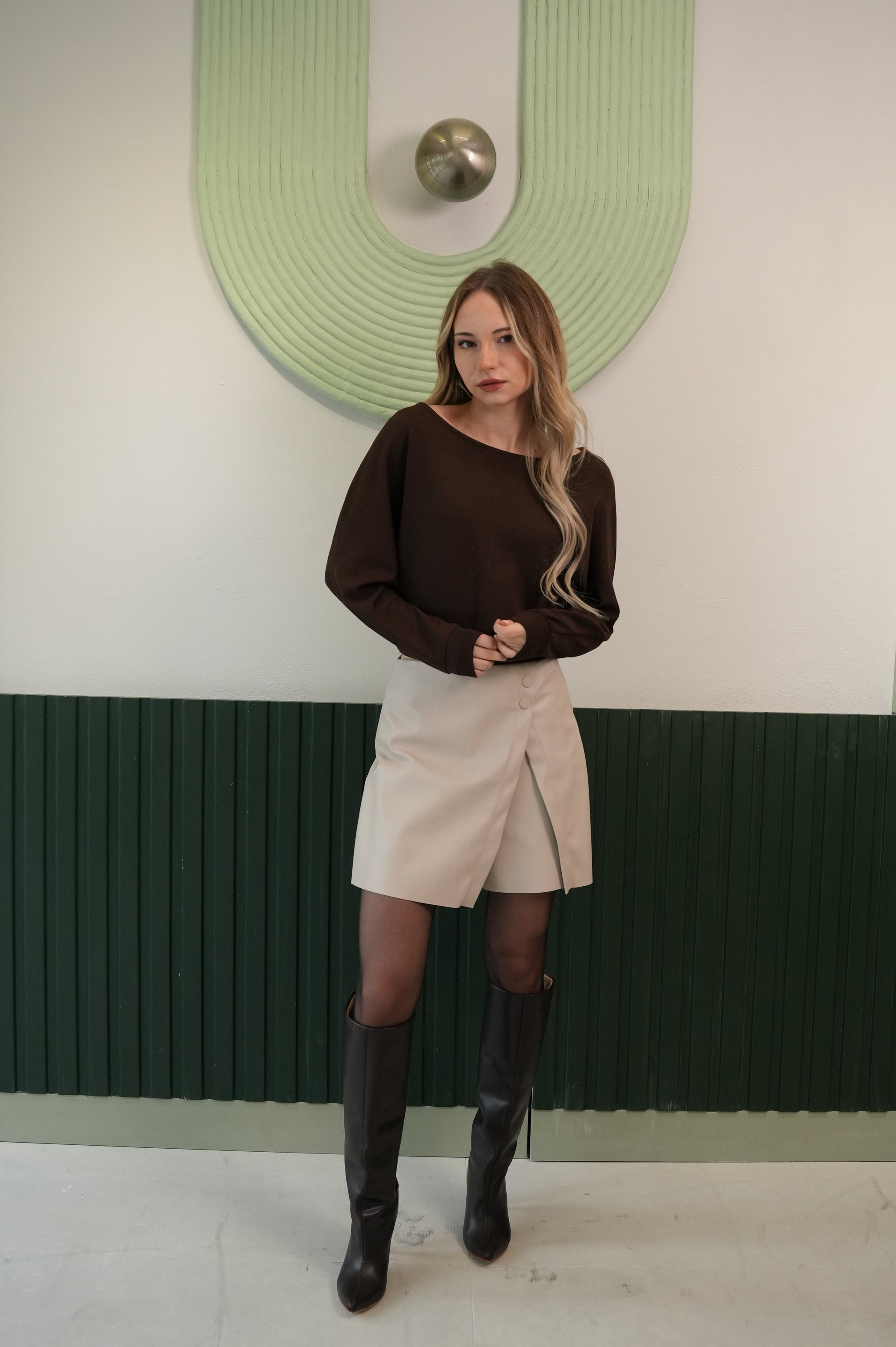 Kayık Yaka Uzun Kollu Bluz – Kahverengi