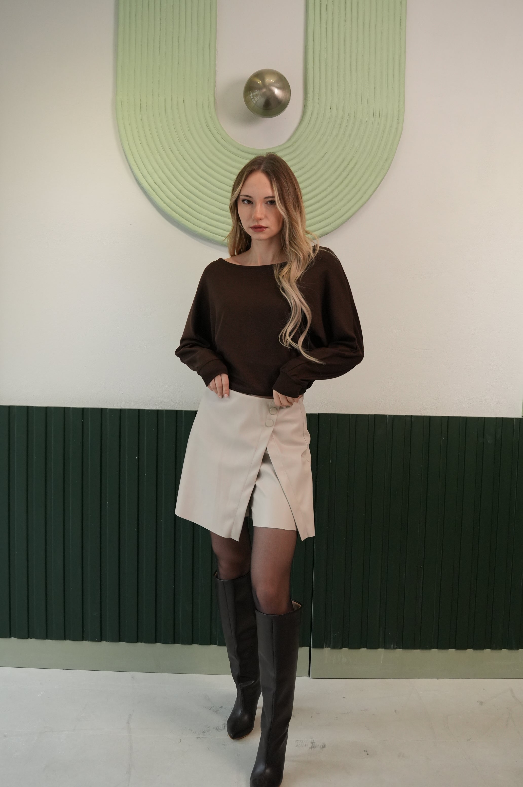 Asimetrik Düğme Detaylı Mini Etek – Bej