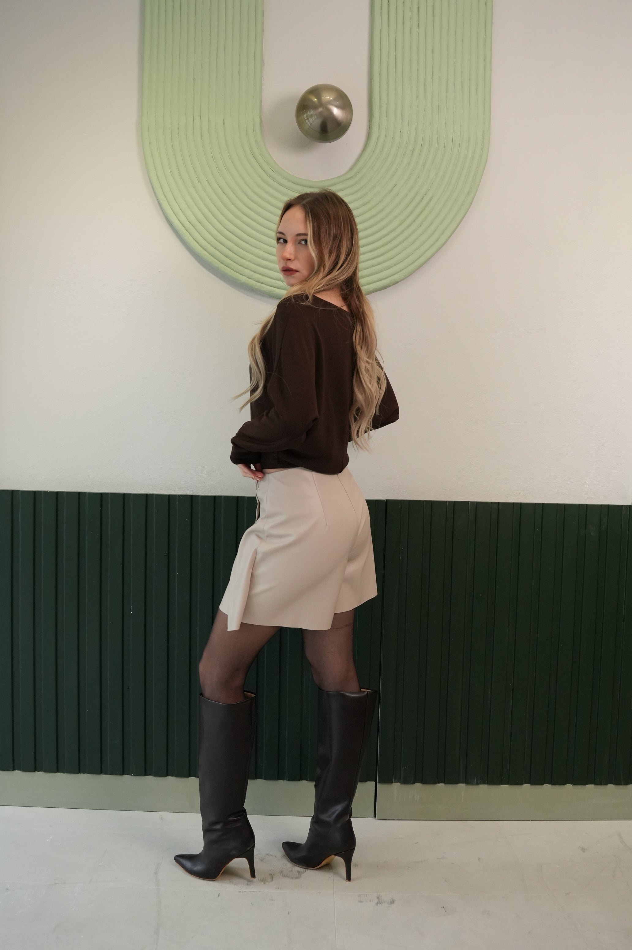 Kayık Yaka Uzun Kollu Bluz – Kahverengi