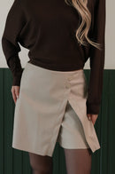 Asimetrik Düğme Detaylı Mini Etek – Bej