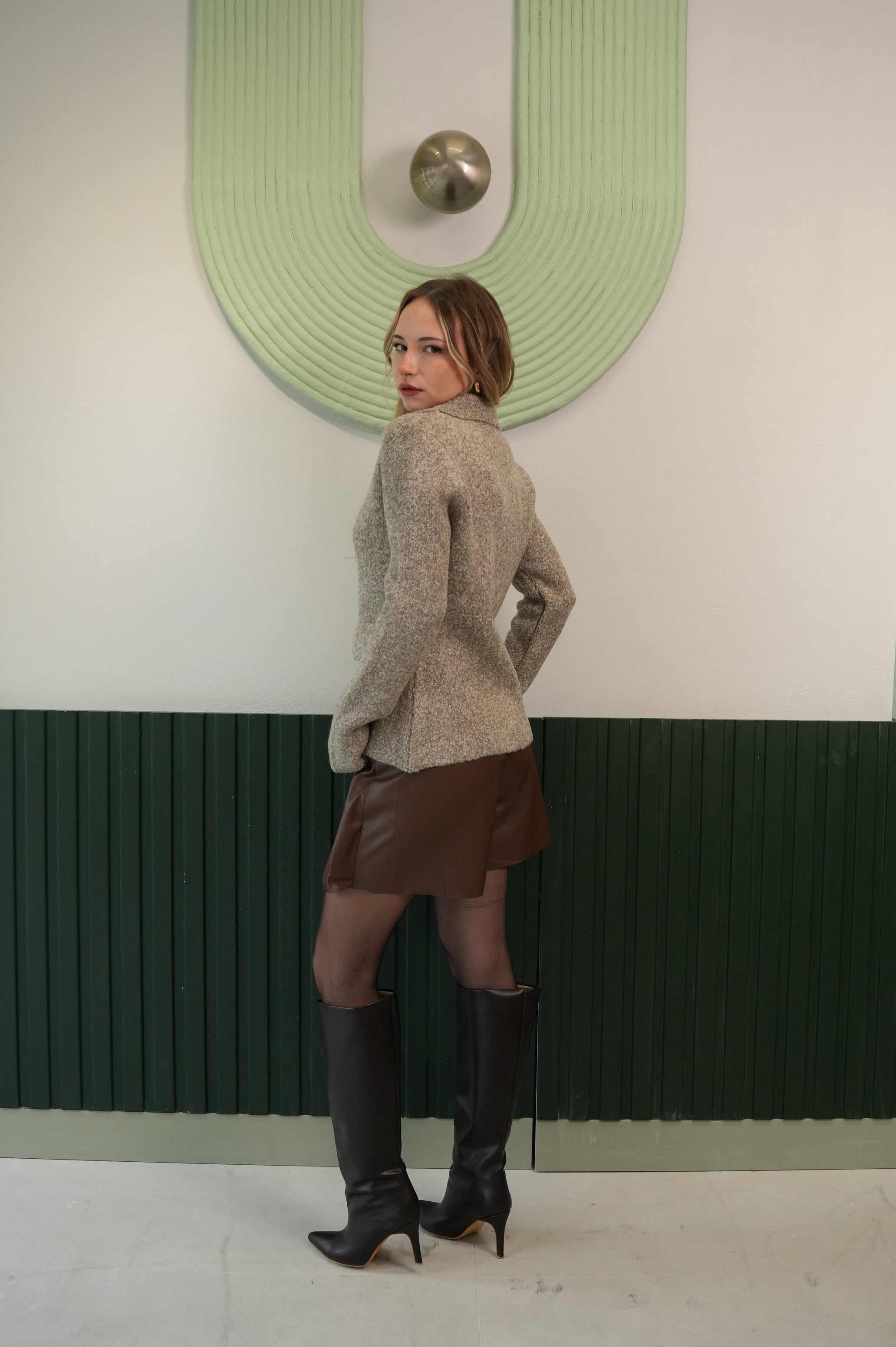 Altın Düğmeli Cepli Triko Ceket – Bej