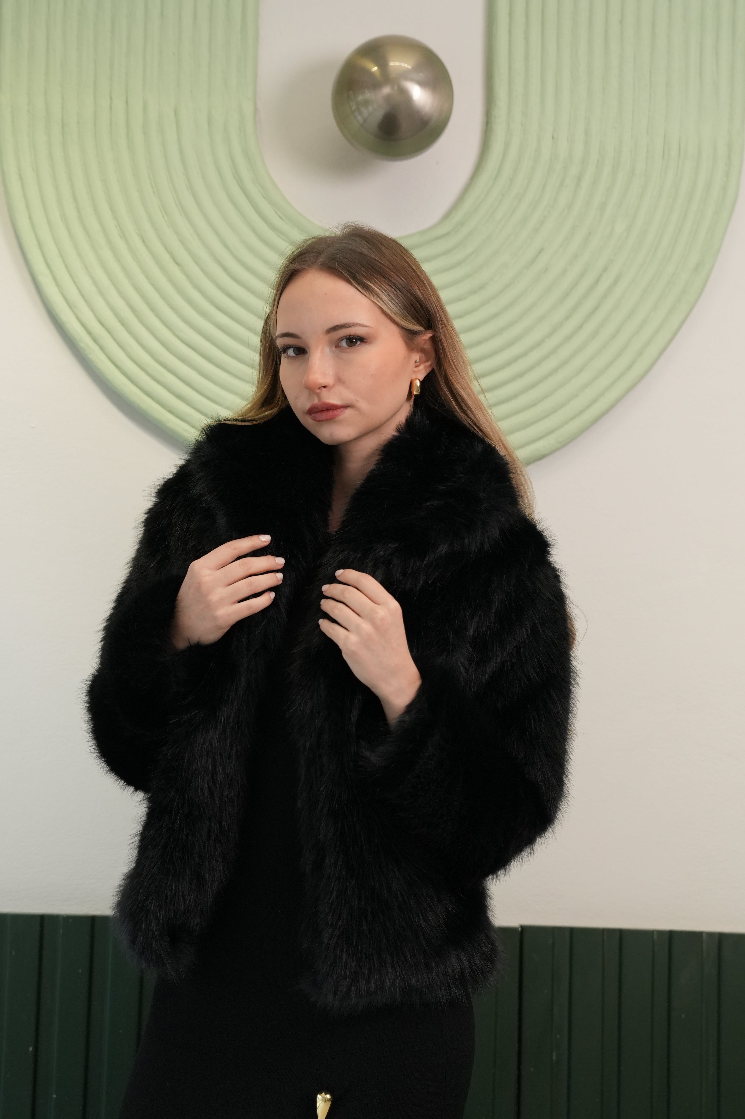 Kruvaze Yaka Suni Kürk Ceket – Siyah