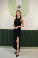 Gold Aksesuar Detaylı Yırtmaçlı Siyah Elbise