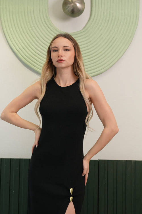 Gold Aksesuar Detaylı Yırtmaçlı Siyah Elbise