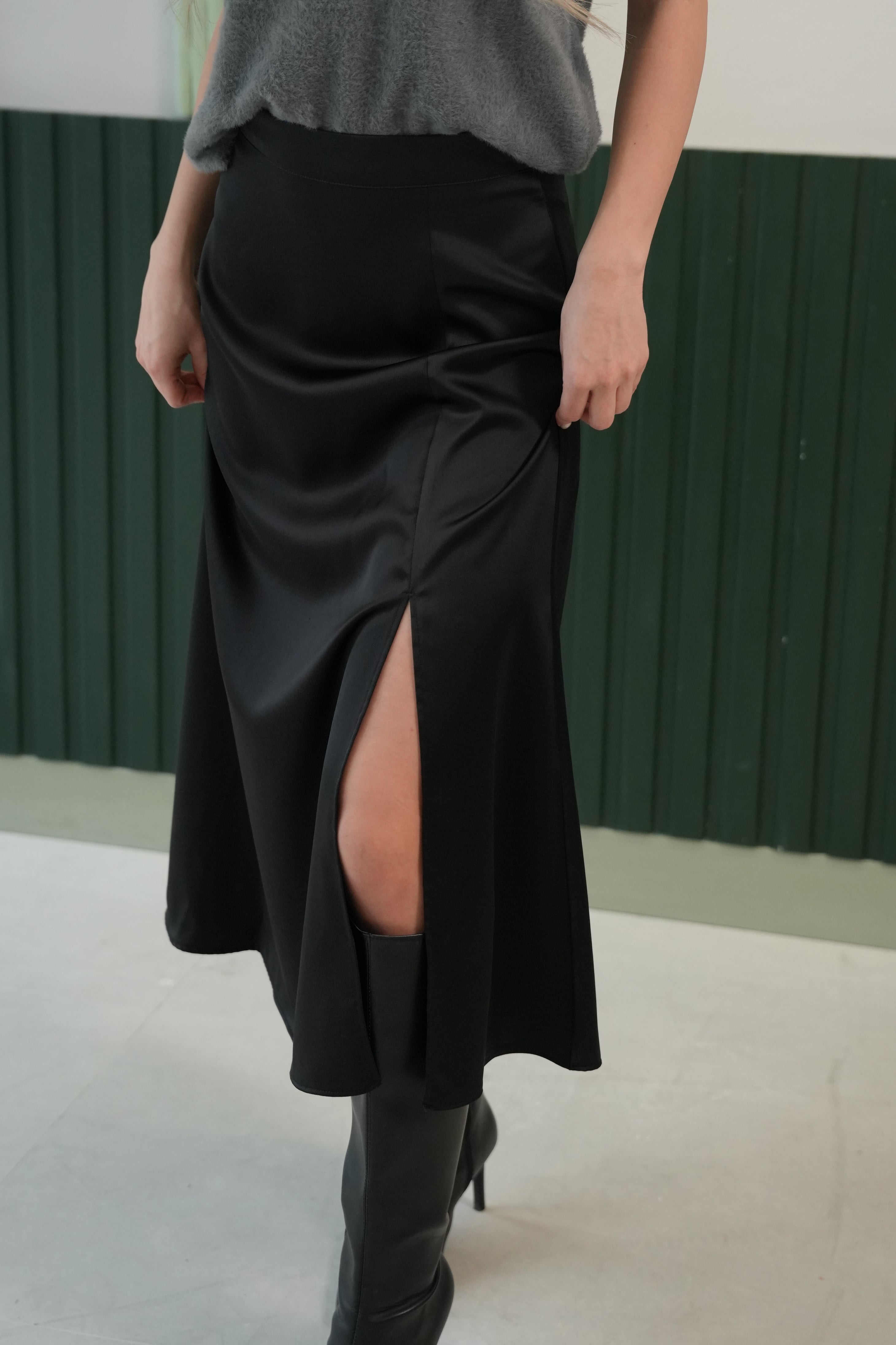 Yırtmaçlı Saten Midi Etek