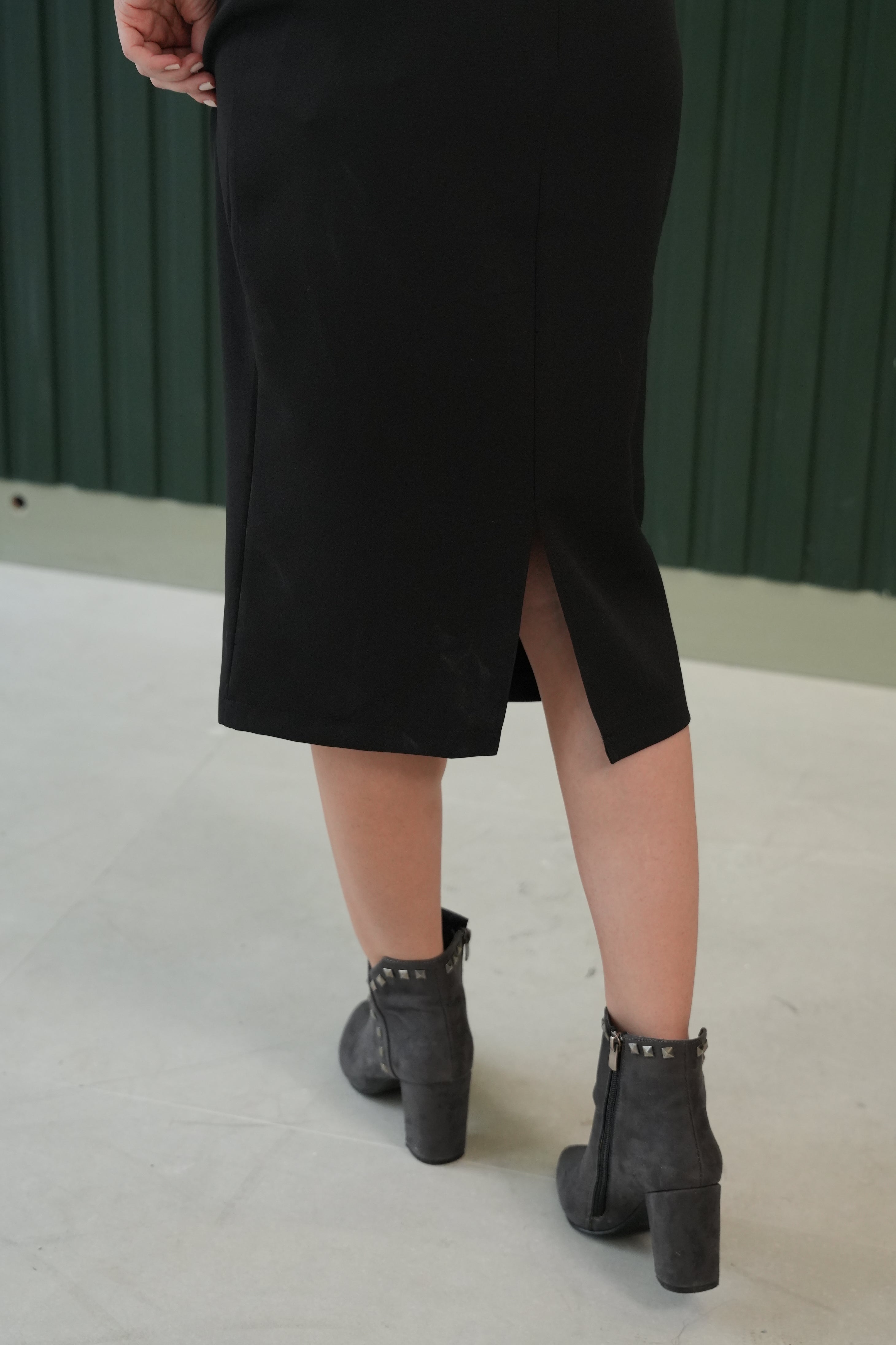 Yüksek Bel Yırtmaçlı Midi Etek – Siyah