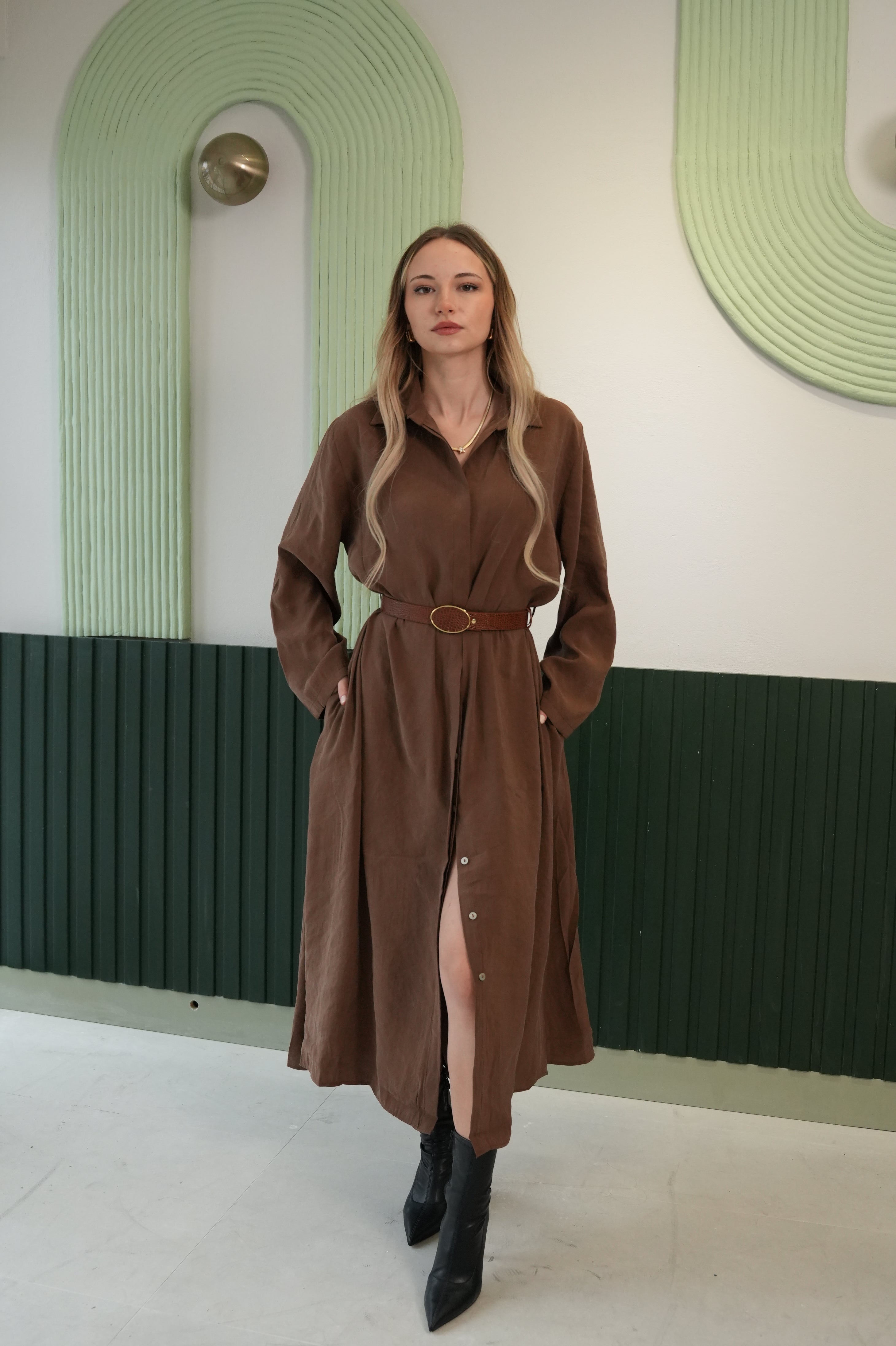 Kemer Detaylı Düğmeli Uzun Elbise – Kahverengi