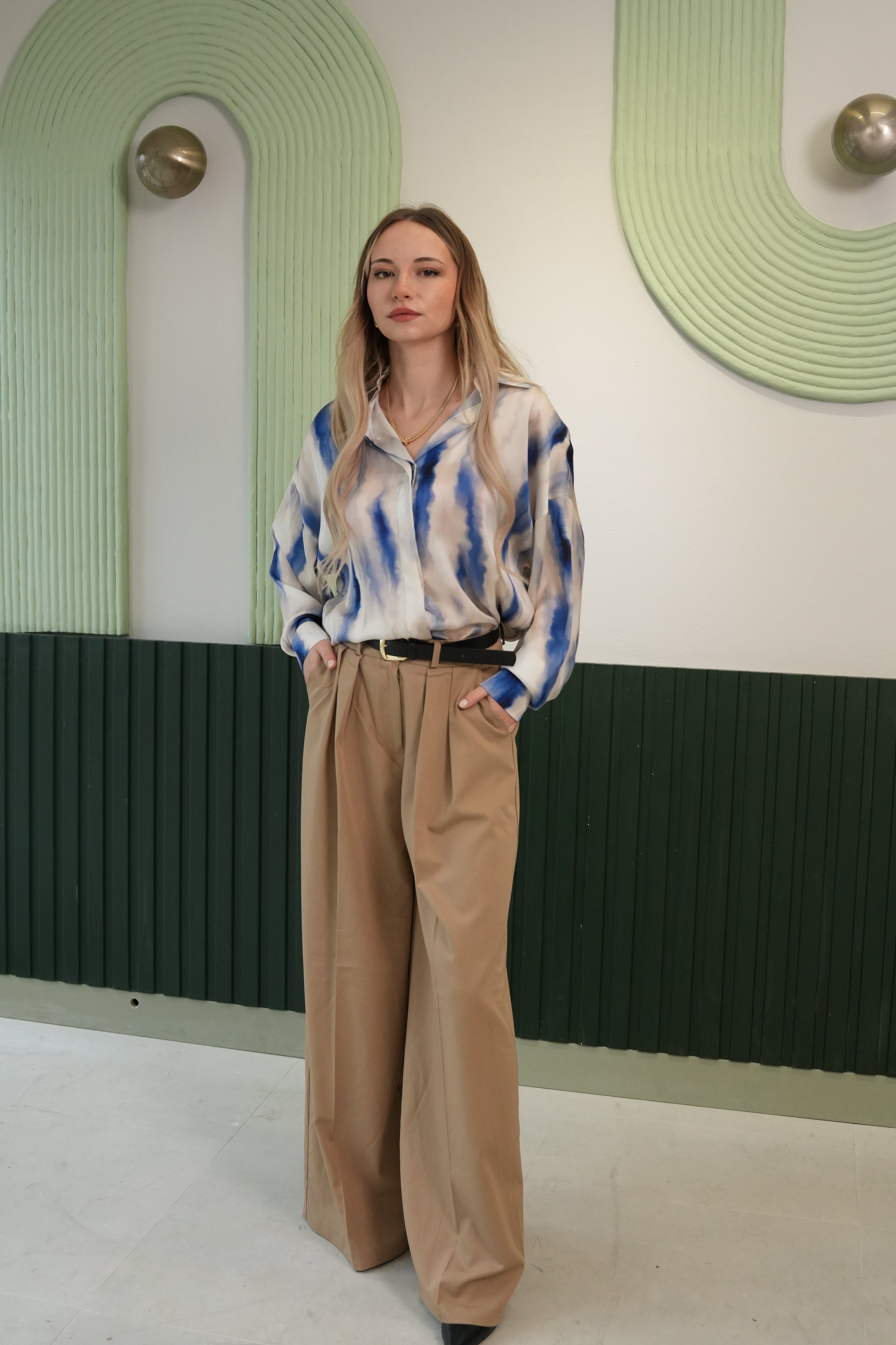 Kadın Mavi Beyaz Desenli Oversize Saten Bluz - Watercolor Efektli Gömlek Yaka Bluz