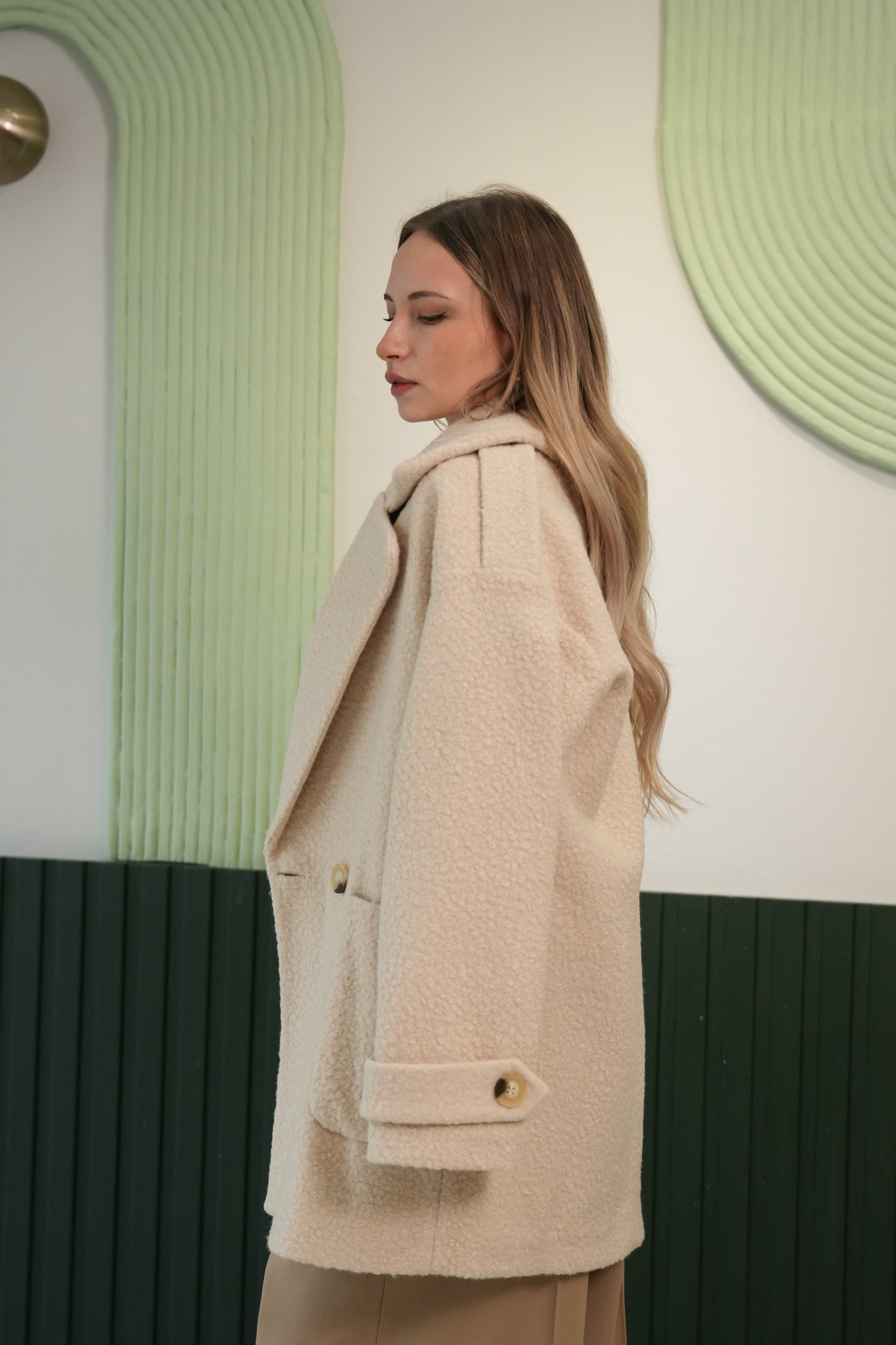 Kadın Bej Buklet Dokulu Oversize Ceket - Kruvaze Yaka Çift Düğmeli Kaşe Ceket