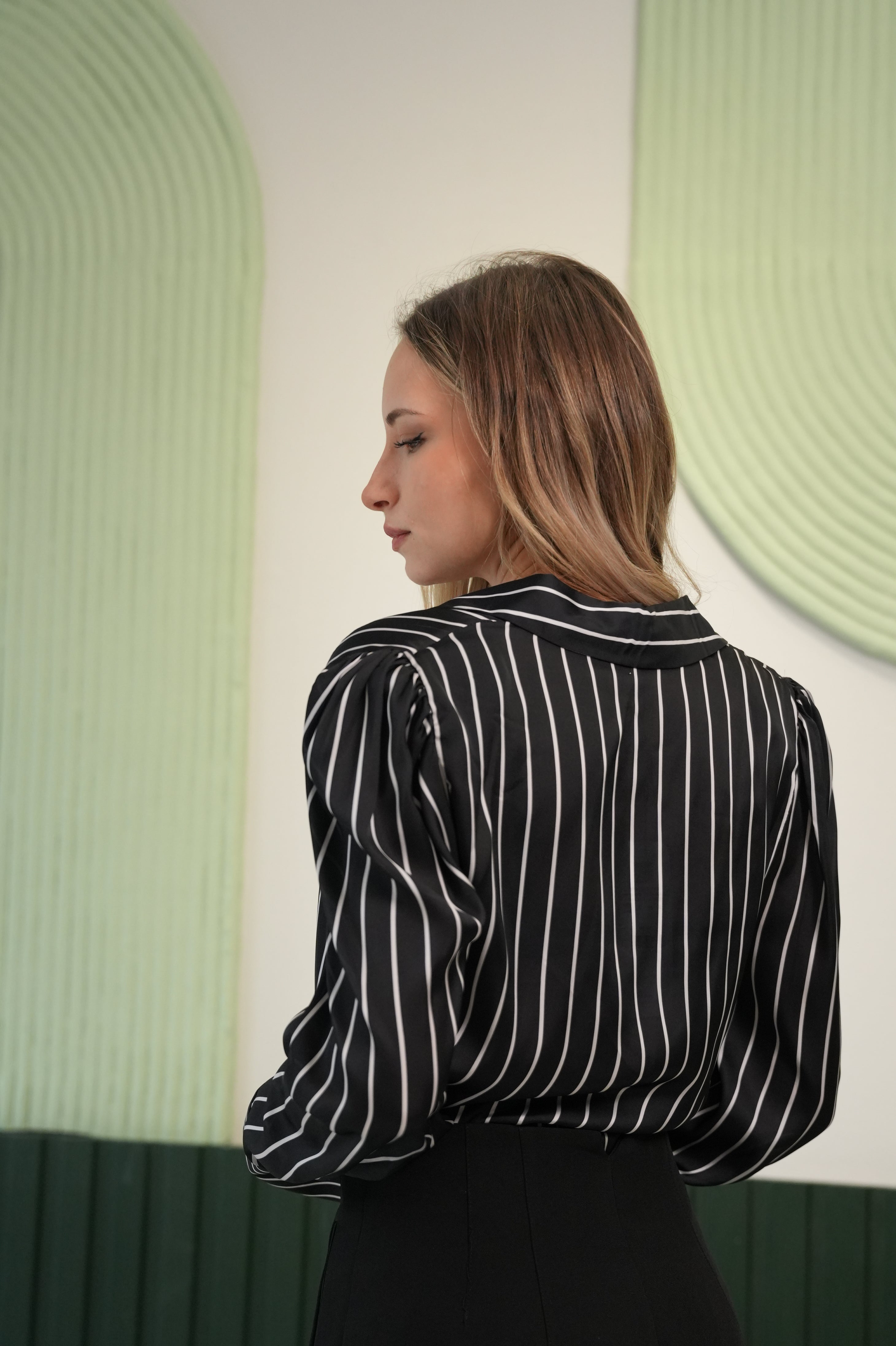 Dikey Çizgili Saten Görünümlü Vatkalı Gömlek - Siyah/Beyaz