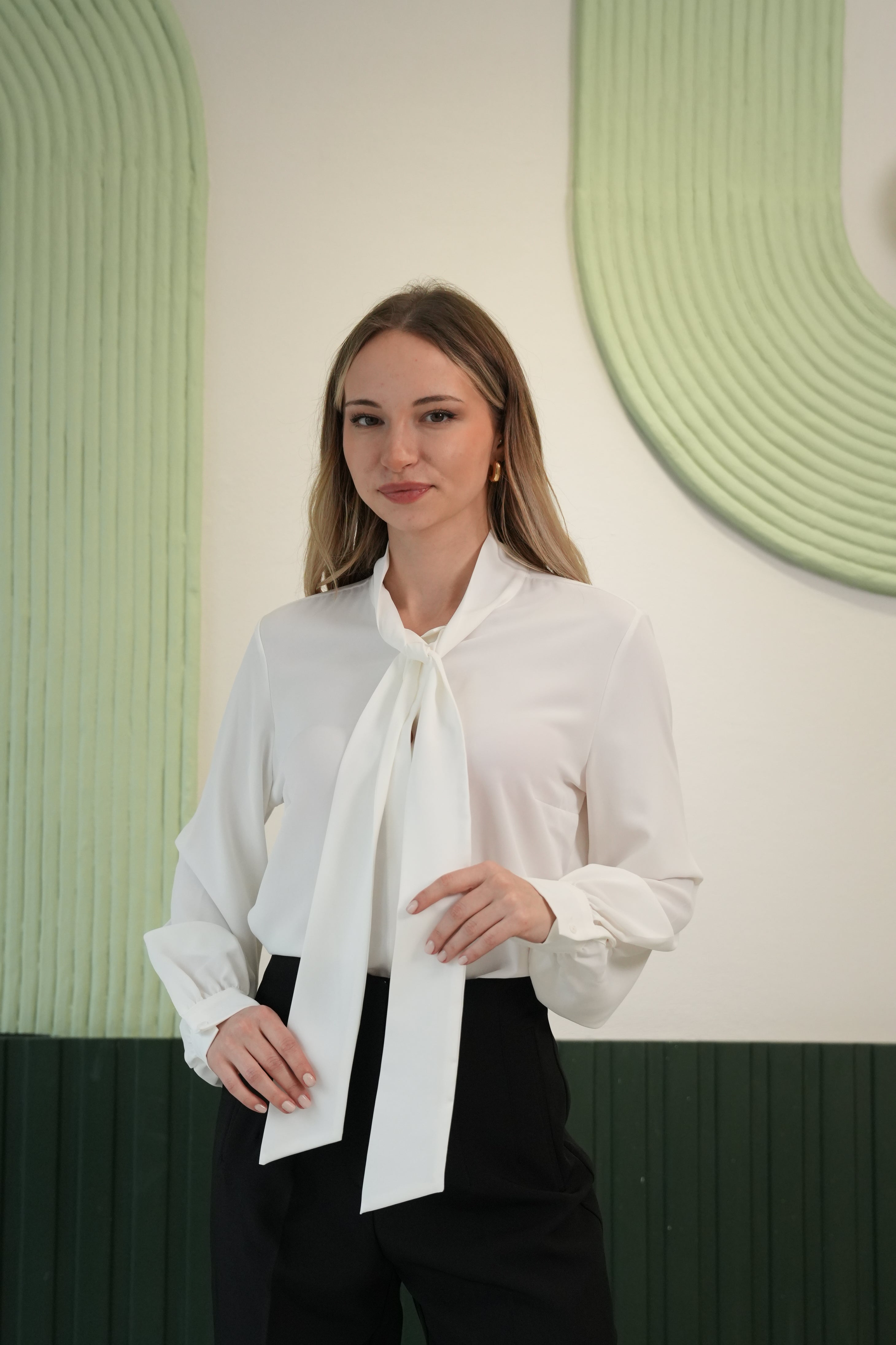 Boyundan Bağlamalı Fular Detaylı Balon Kol Bluz - Ekru