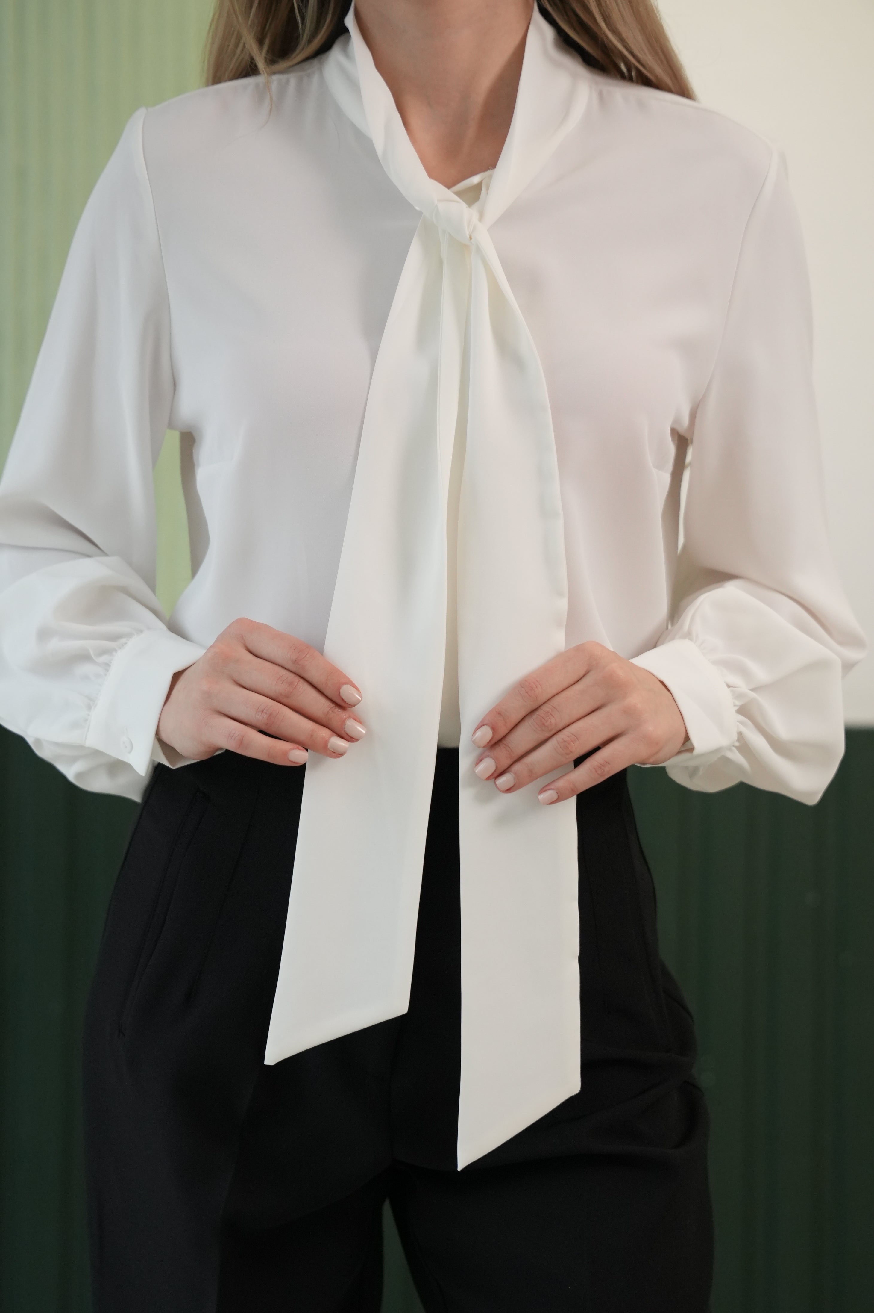 Boyundan Bağlamalı Fular Detaylı Balon Kol Bluz - Ekru