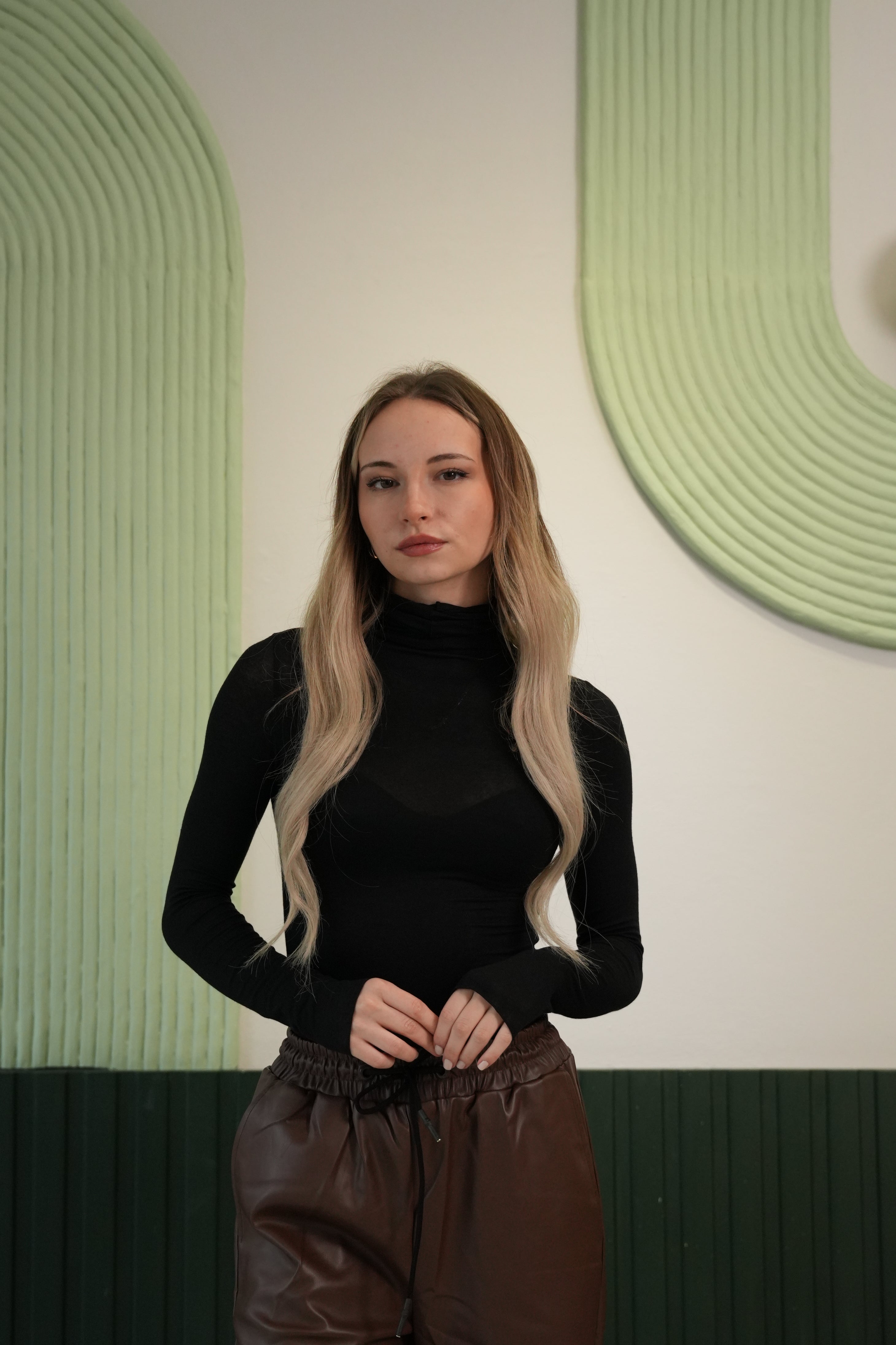 Yarım Balıkçı Yaka Parmak Geçirmeli Dar Kesim Badi - Siyah