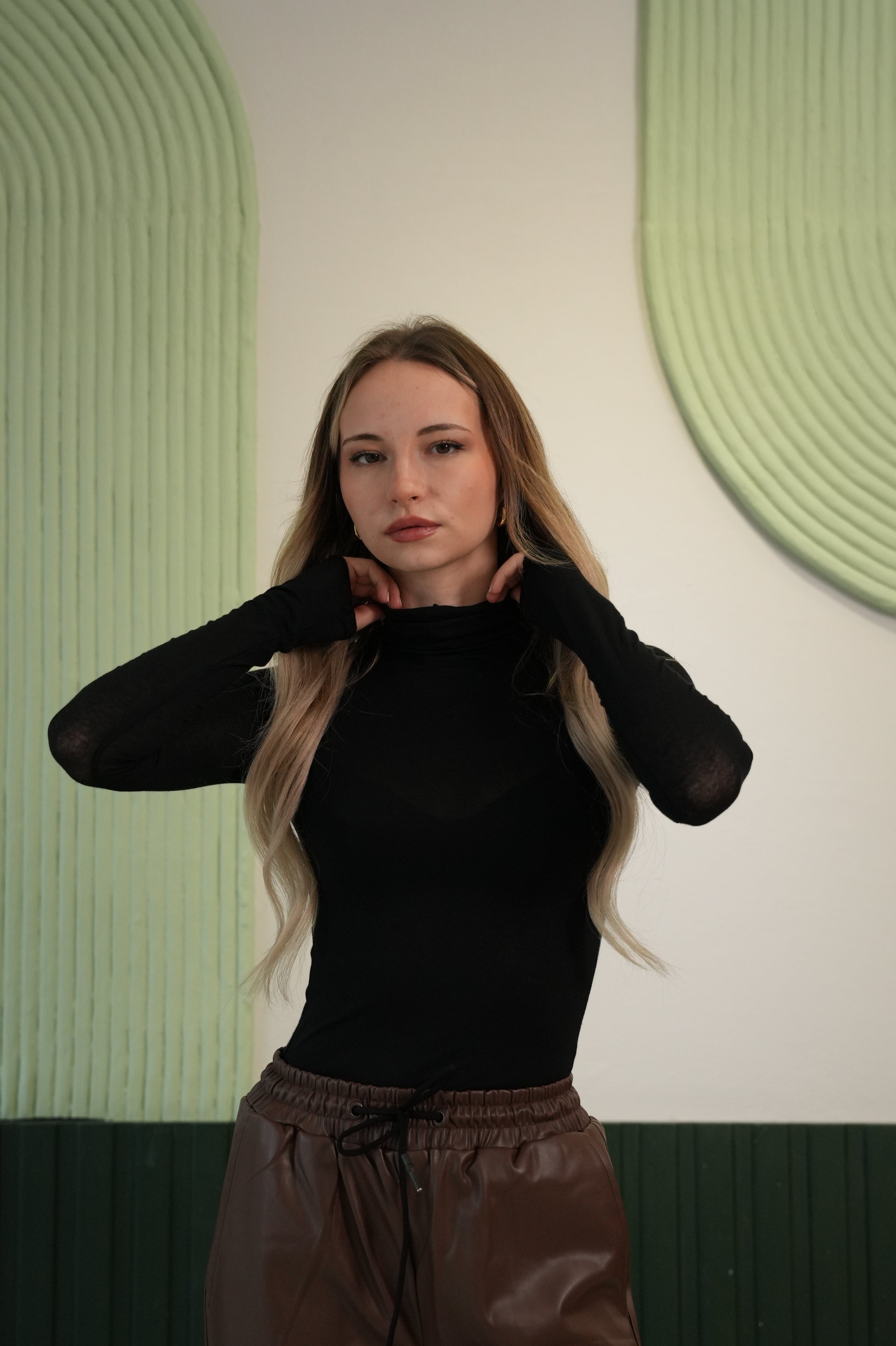 Yarım Balıkçı Yaka Parmak Geçirmeli Dar Kesim Badi - Siyah