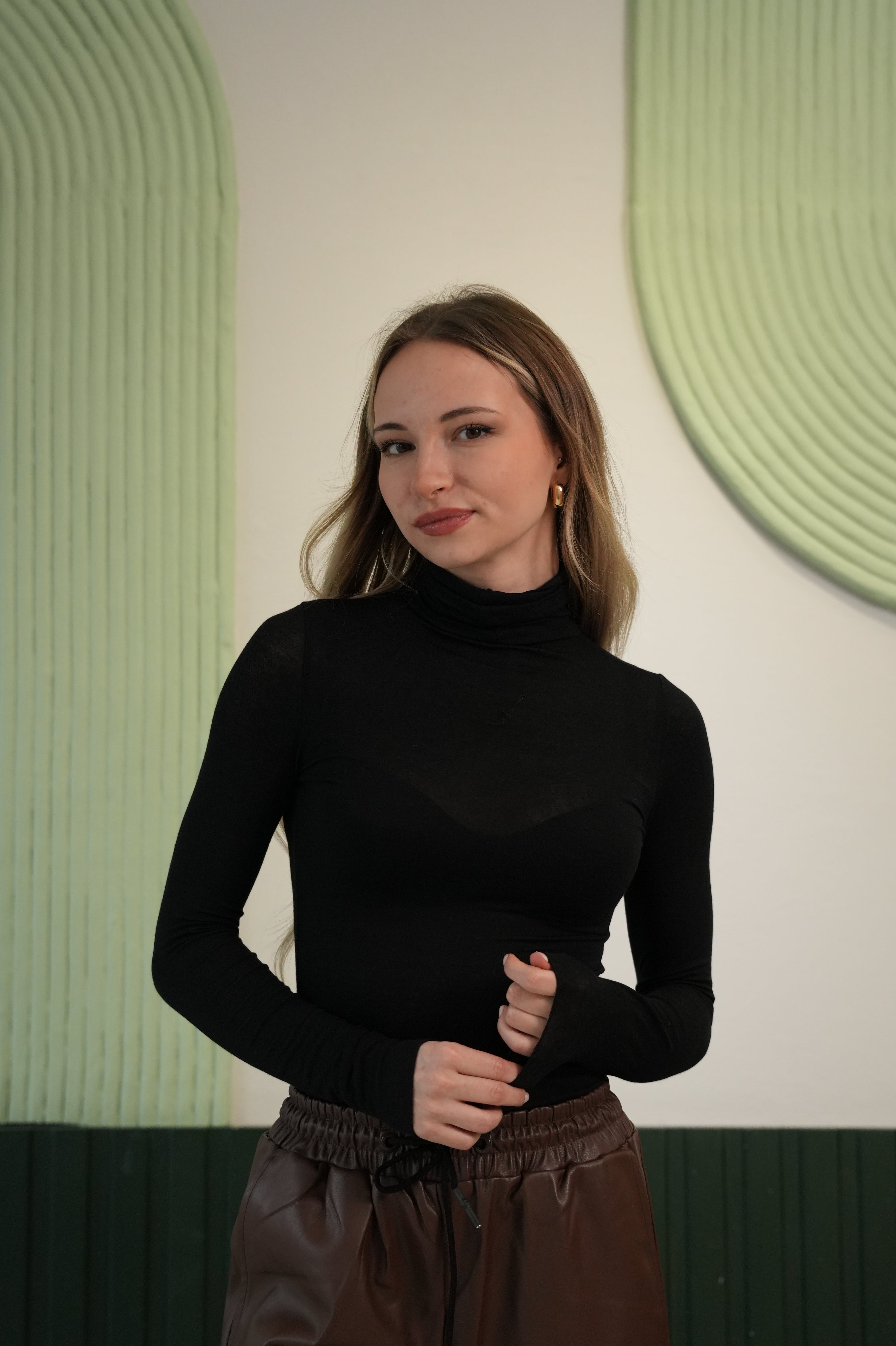 Yarım Balıkçı Yaka Parmak Geçirmeli Dar Kesim Badi - Siyah