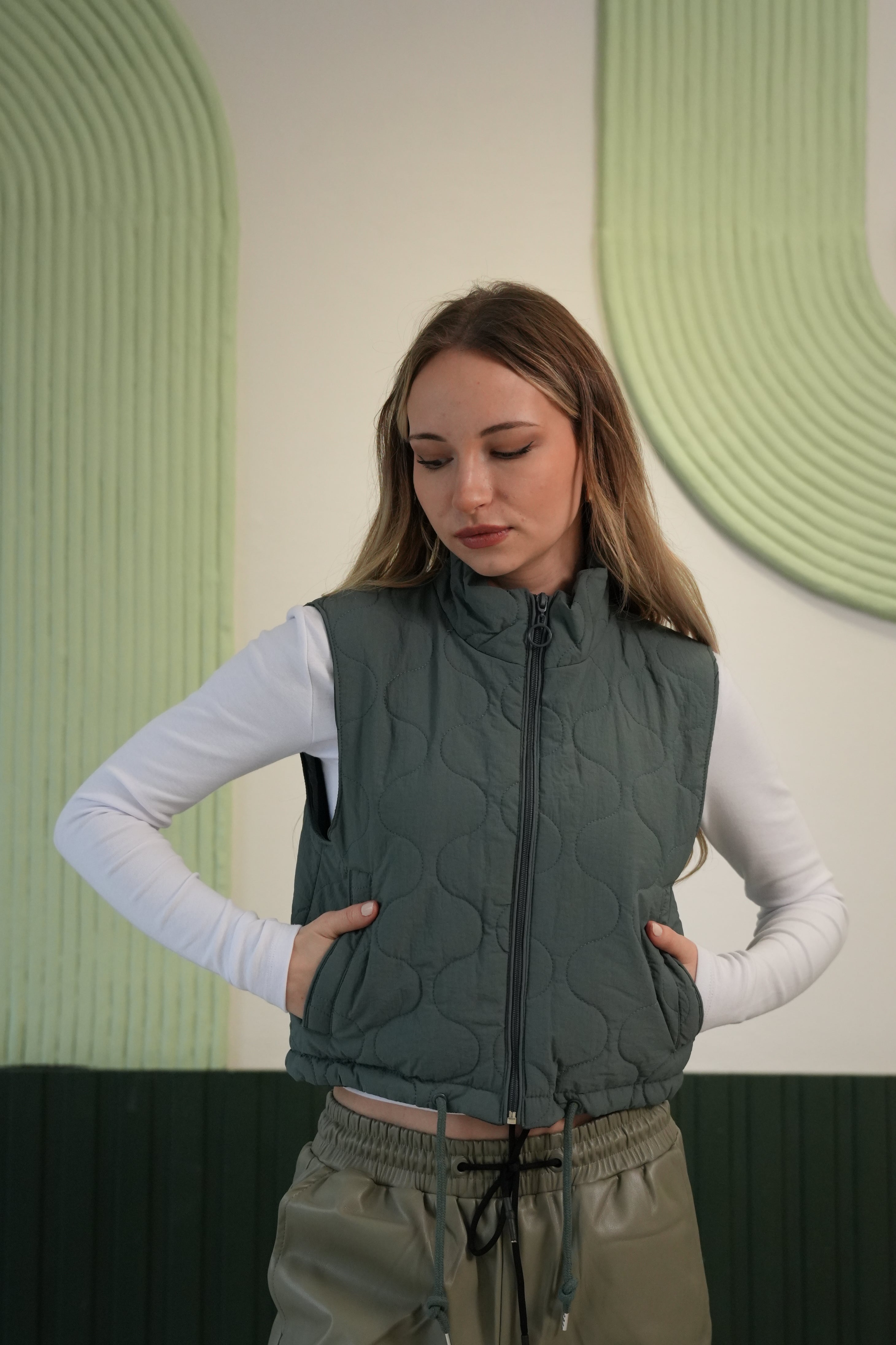 Dik Yaka Kapitoneli Crop Şişme Yelek - Haki