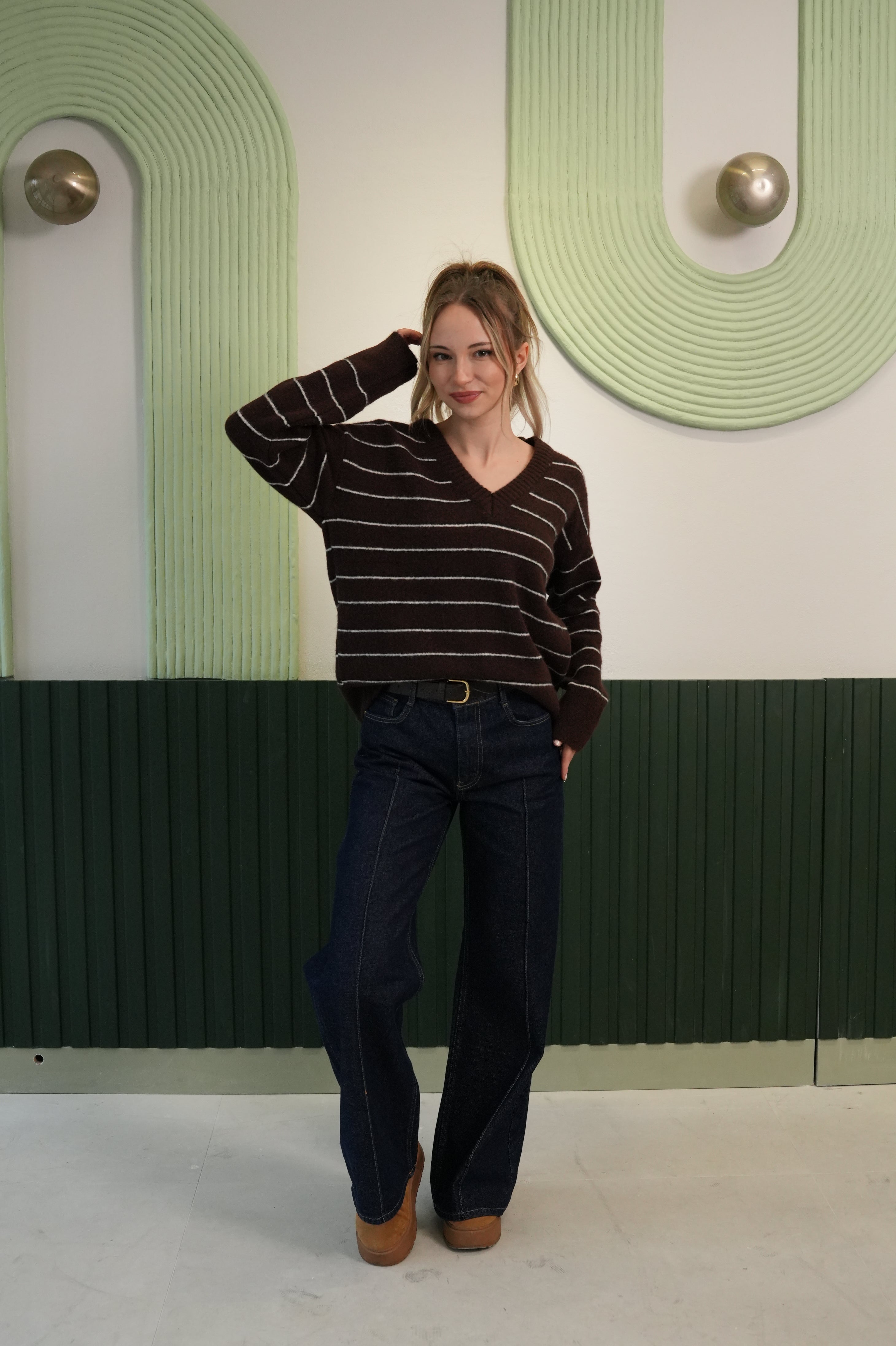 V Yaka Çizgili Triko Kazak – Kahverengi