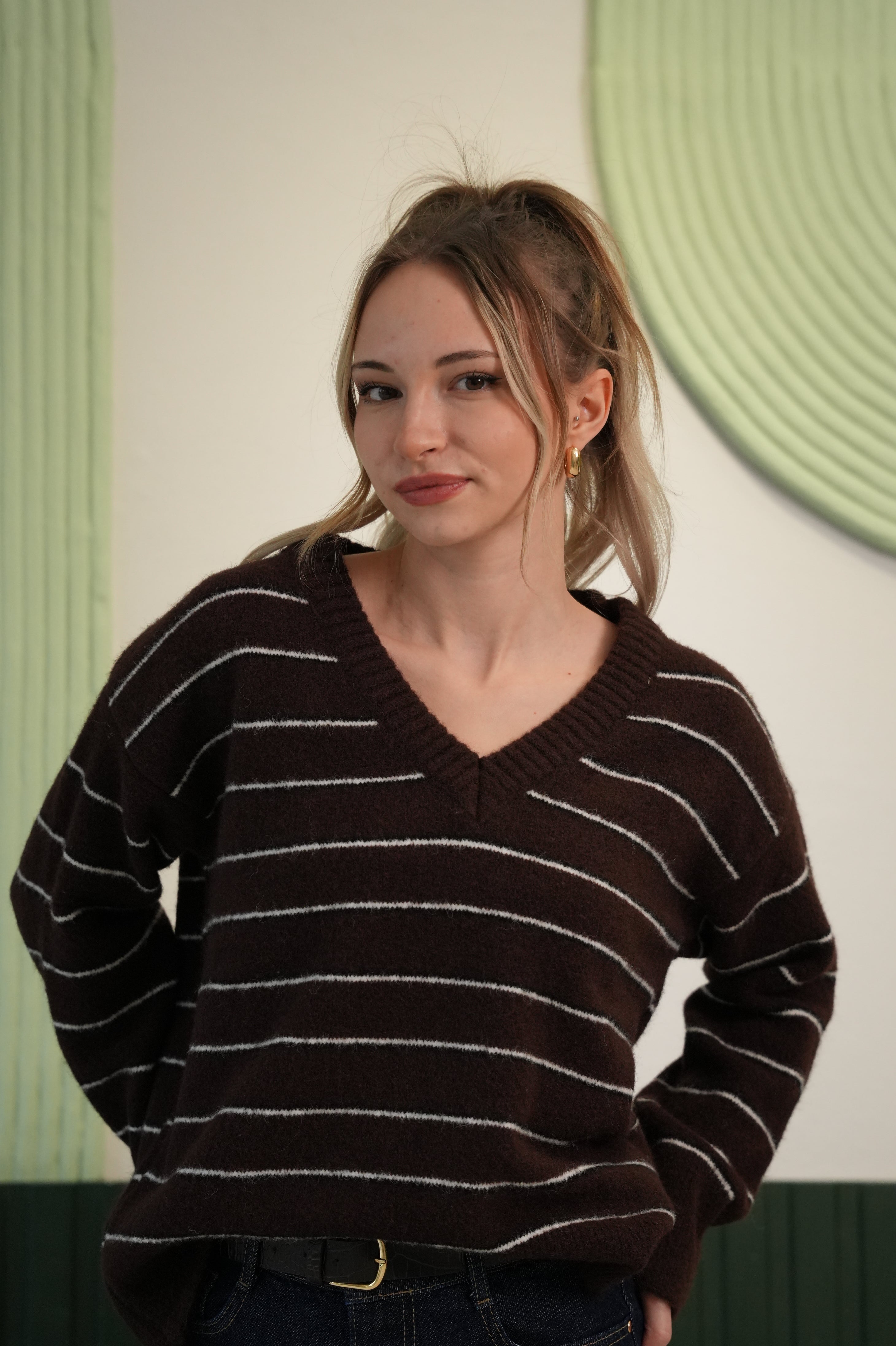 V Yaka Çizgili Triko Kazak – Kahverengi