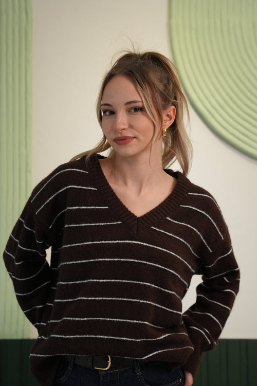 V Yaka Çizgili Triko Kazak – Kahverengi