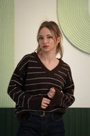 V Yaka Çizgili Triko Kazak – Kahverengi