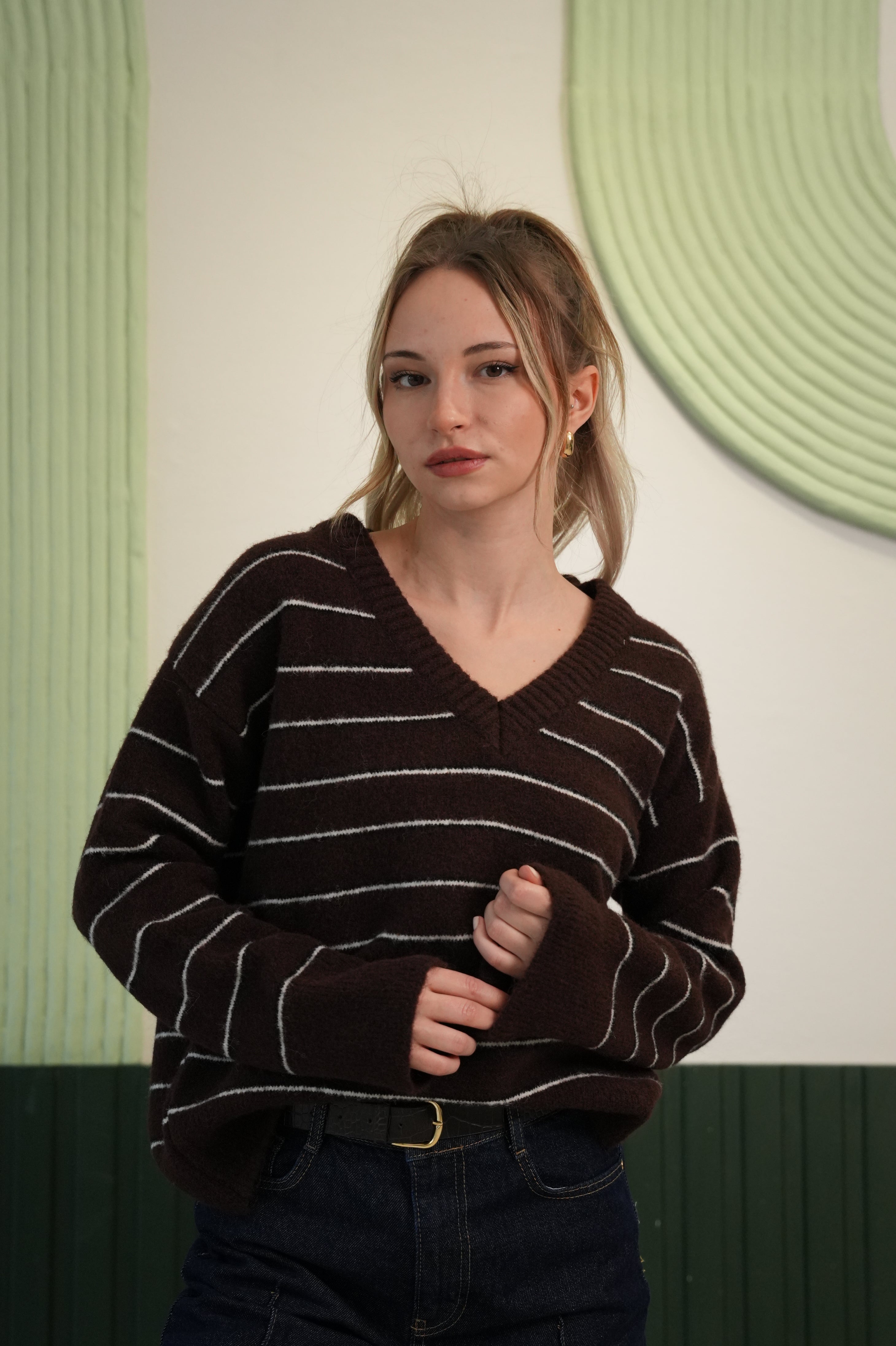 V Yaka Çizgili Triko Kazak – Kahverengi