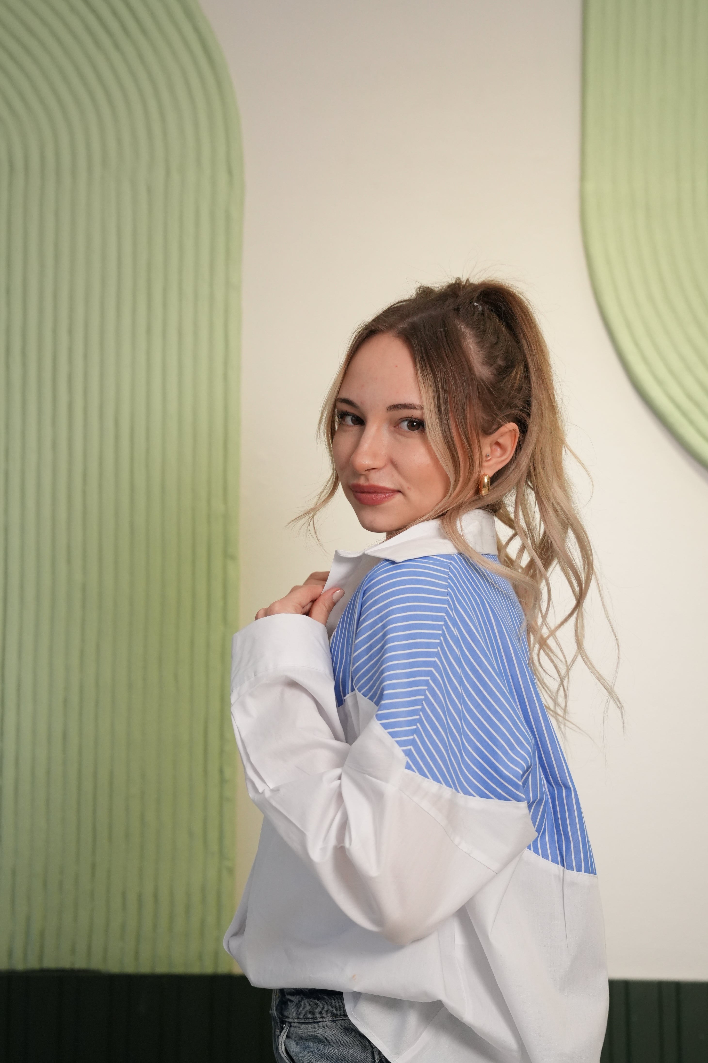 Mavi Çizgili Parça Detaylı Oversize Beyaz Gömlek