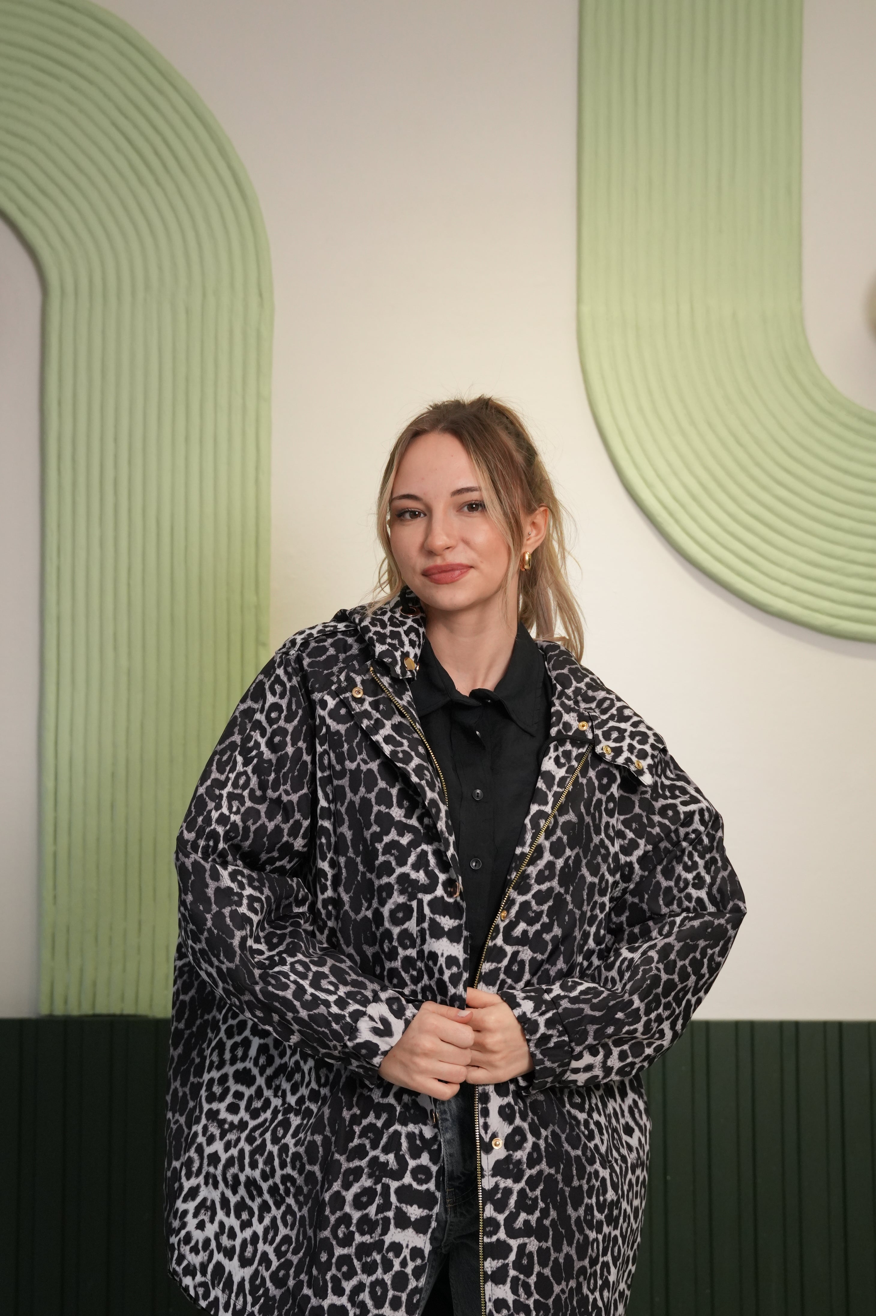 Kapüşonlu Leopar Desenli Oversize Rüzgarlık - Siyah/Beyaz