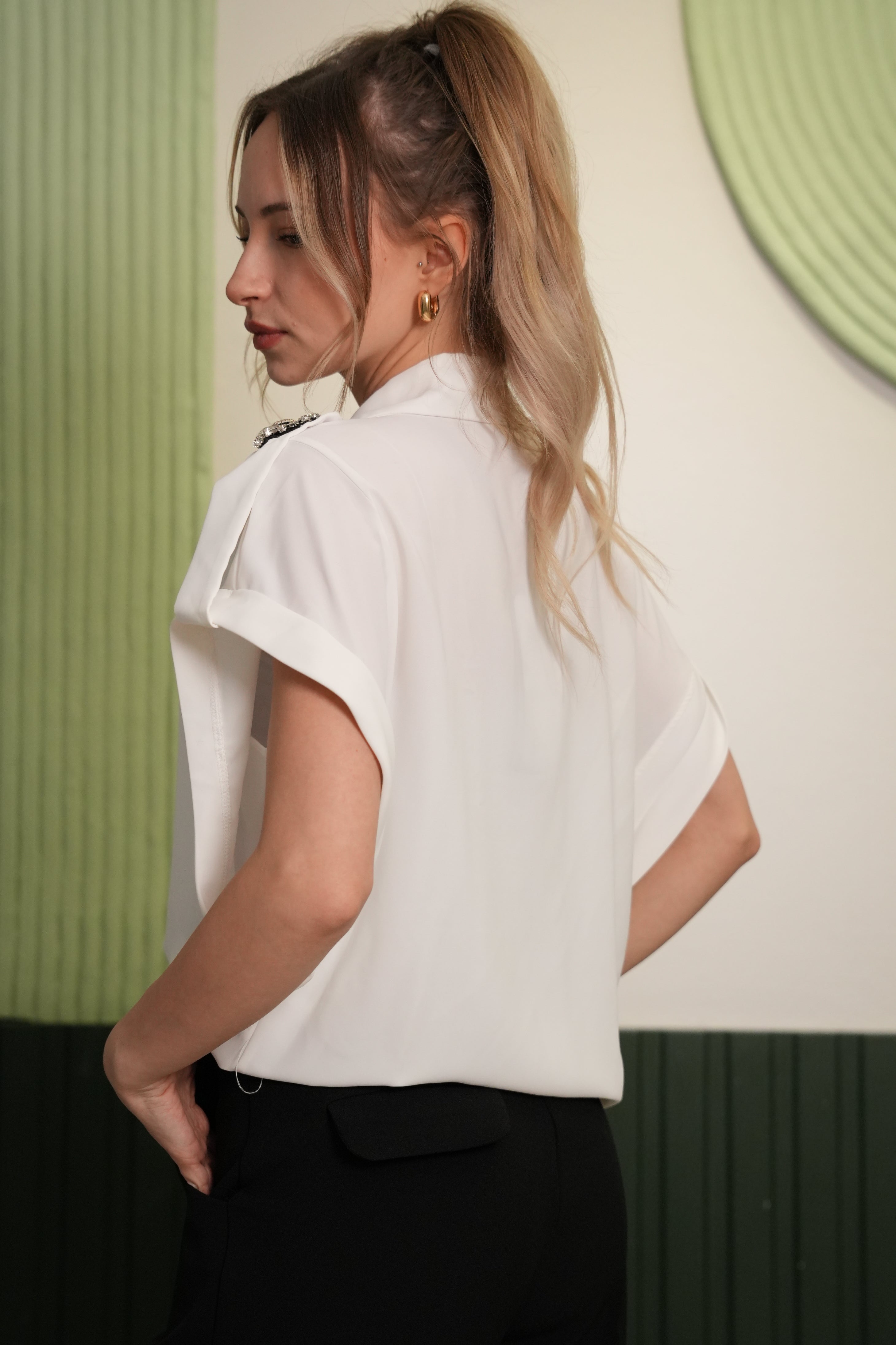 Beyaz Omuz Detaylı Kısa Kollu Gömlek