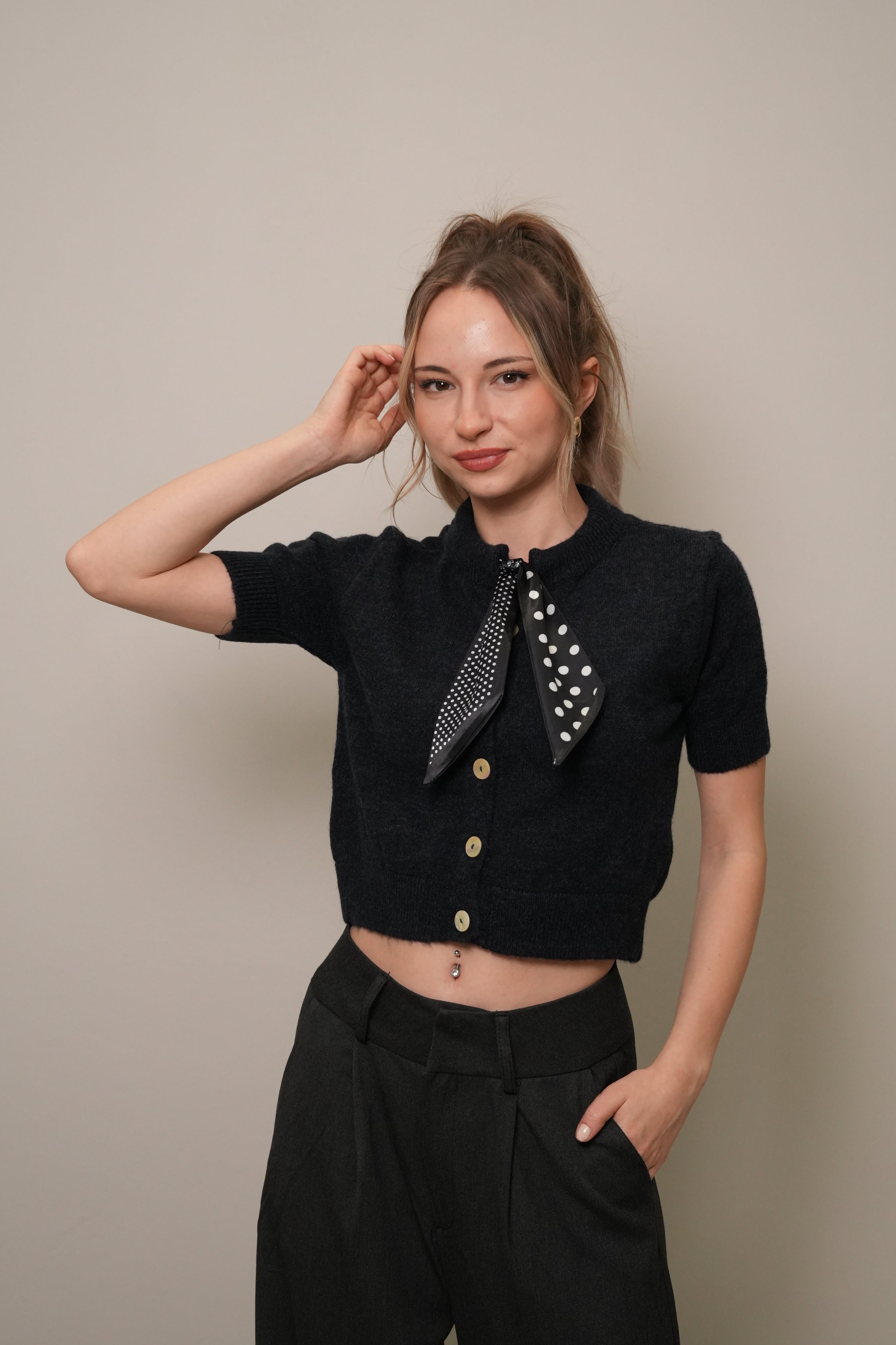 Fular Detaylı Düğmeli Triko Bluz – Siyah