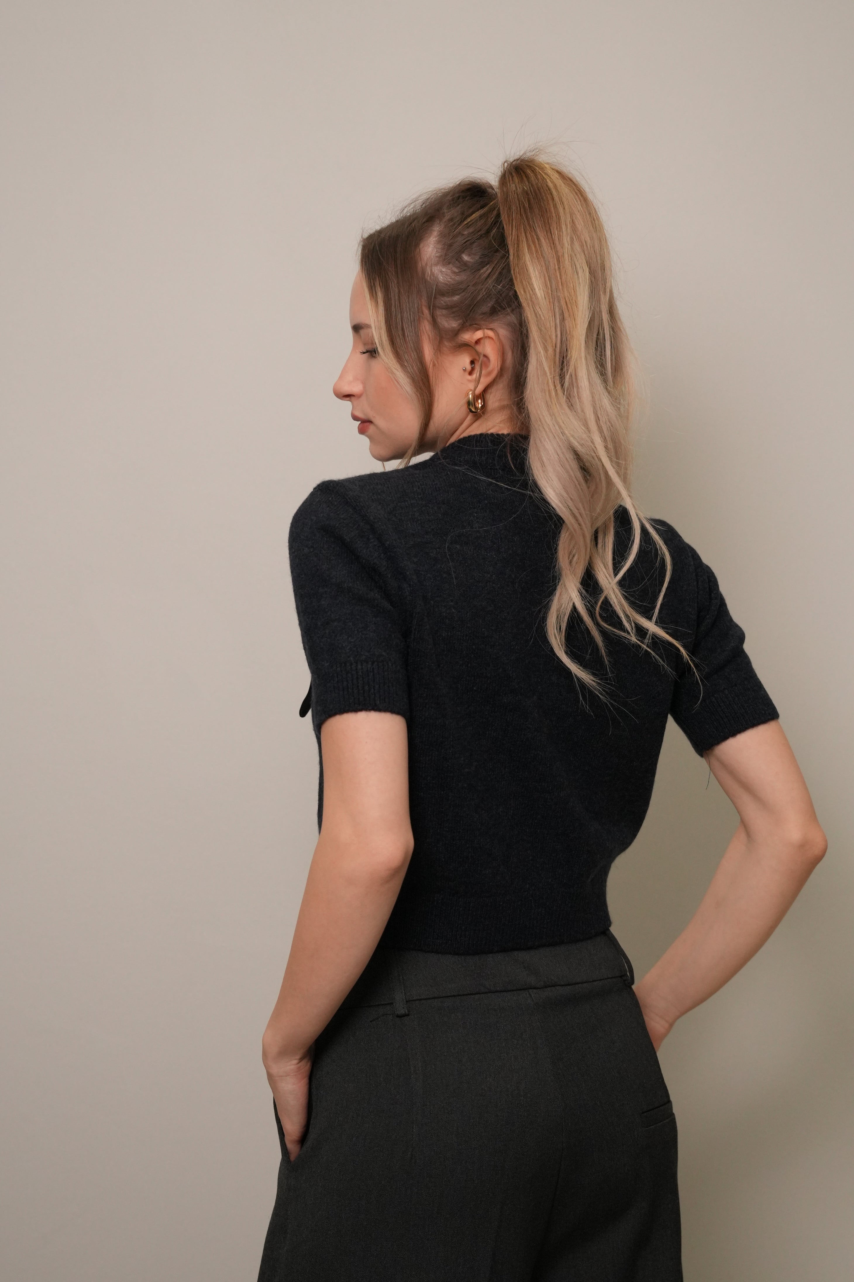 Fular Detaylı Düğmeli Triko Bluz – Siyah