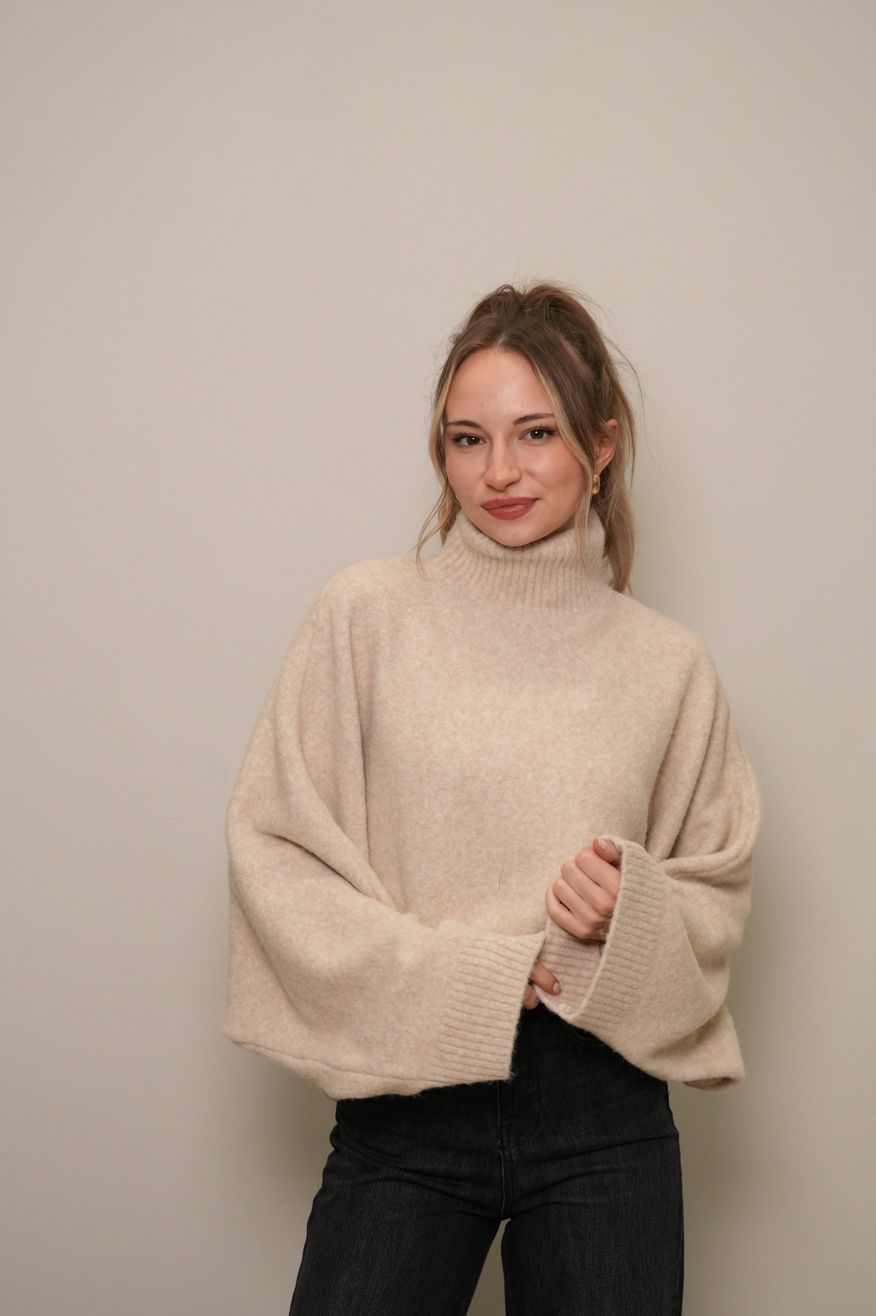 Kadın Boğazlı Yaka Oversize Triko Kazak – Bej