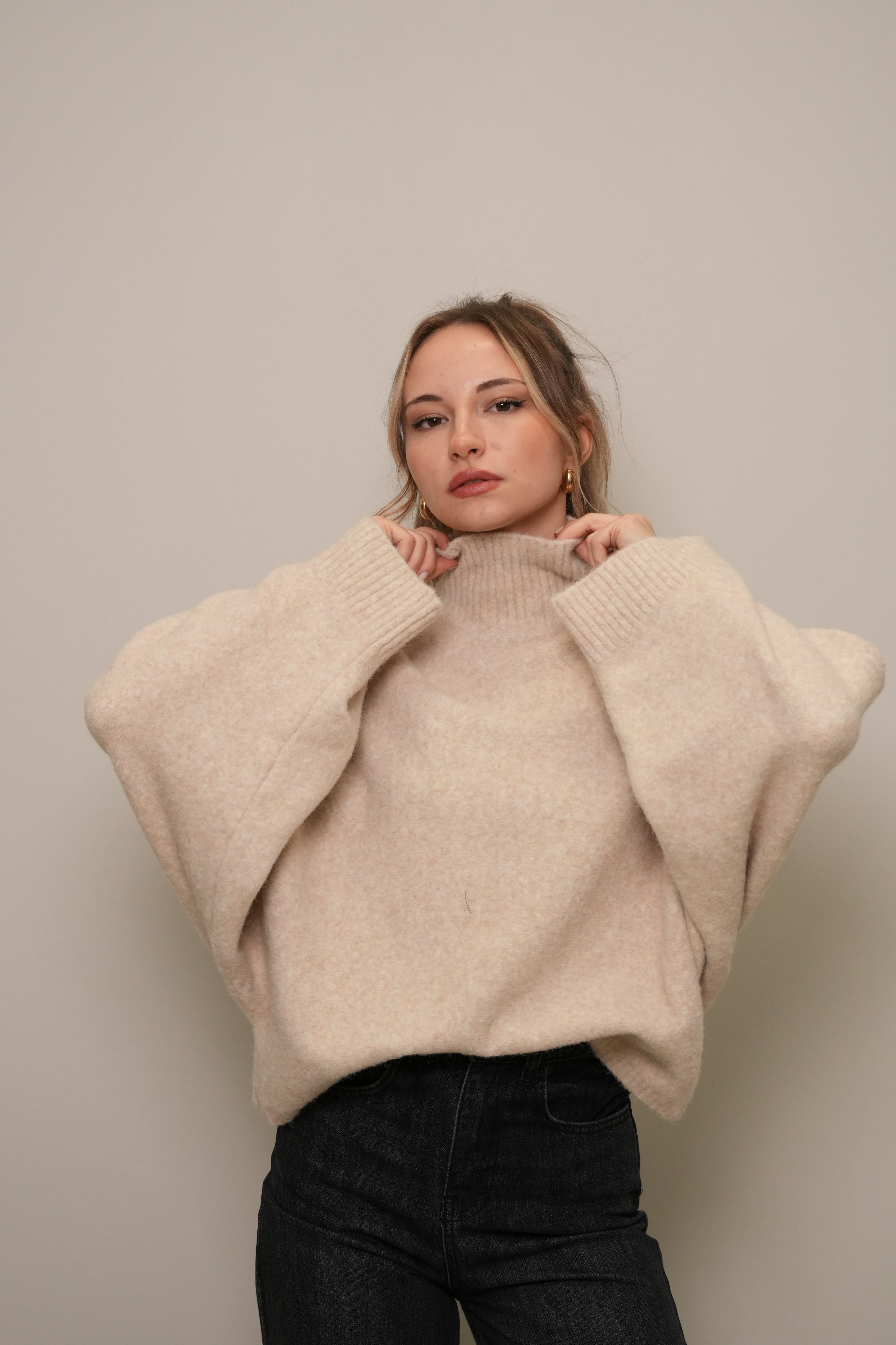 Kadın Boğazlı Yaka Oversize Triko Kazak – Bej