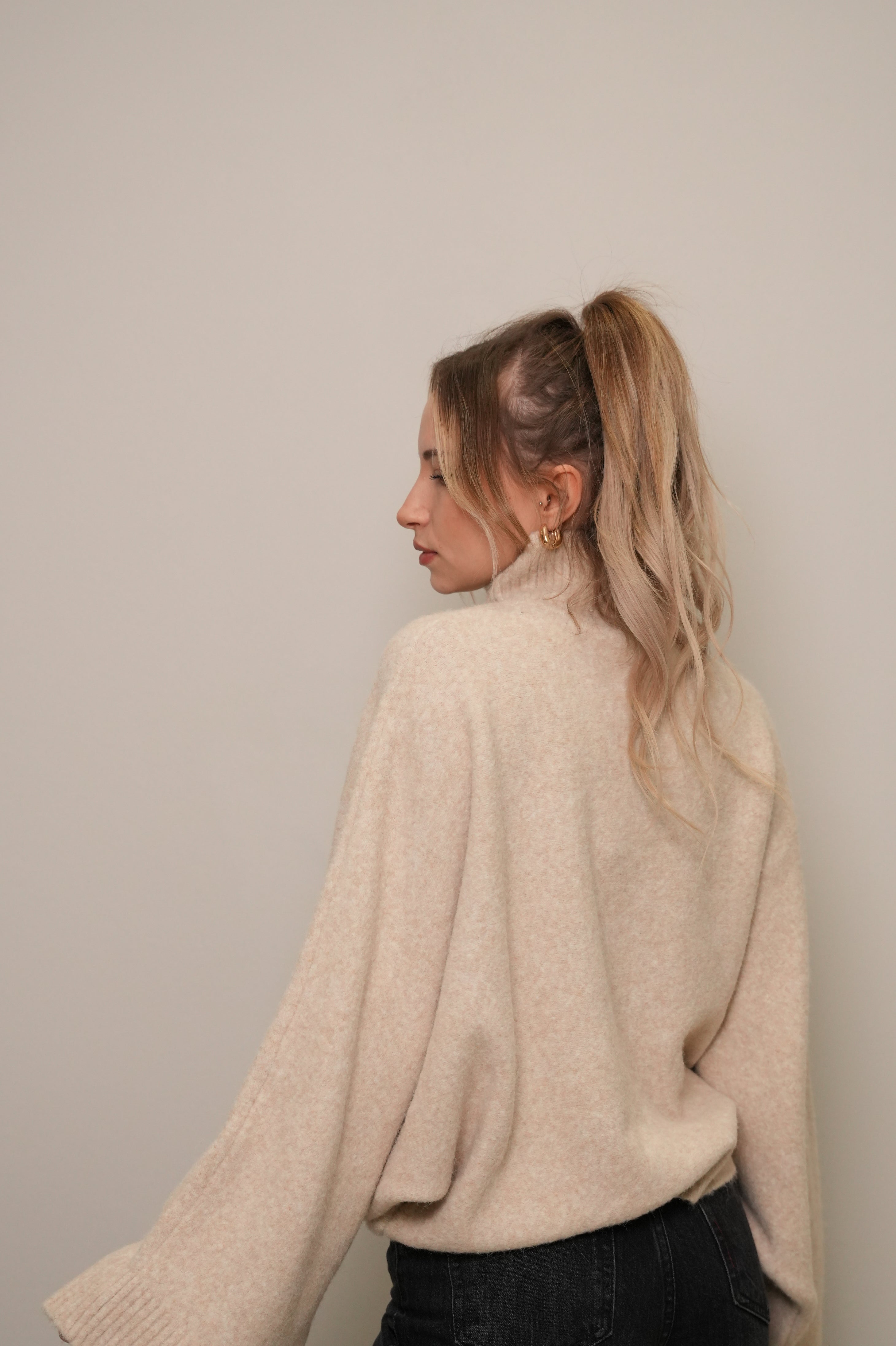 Kadın Boğazlı Yaka Oversize Triko Kazak – Bej