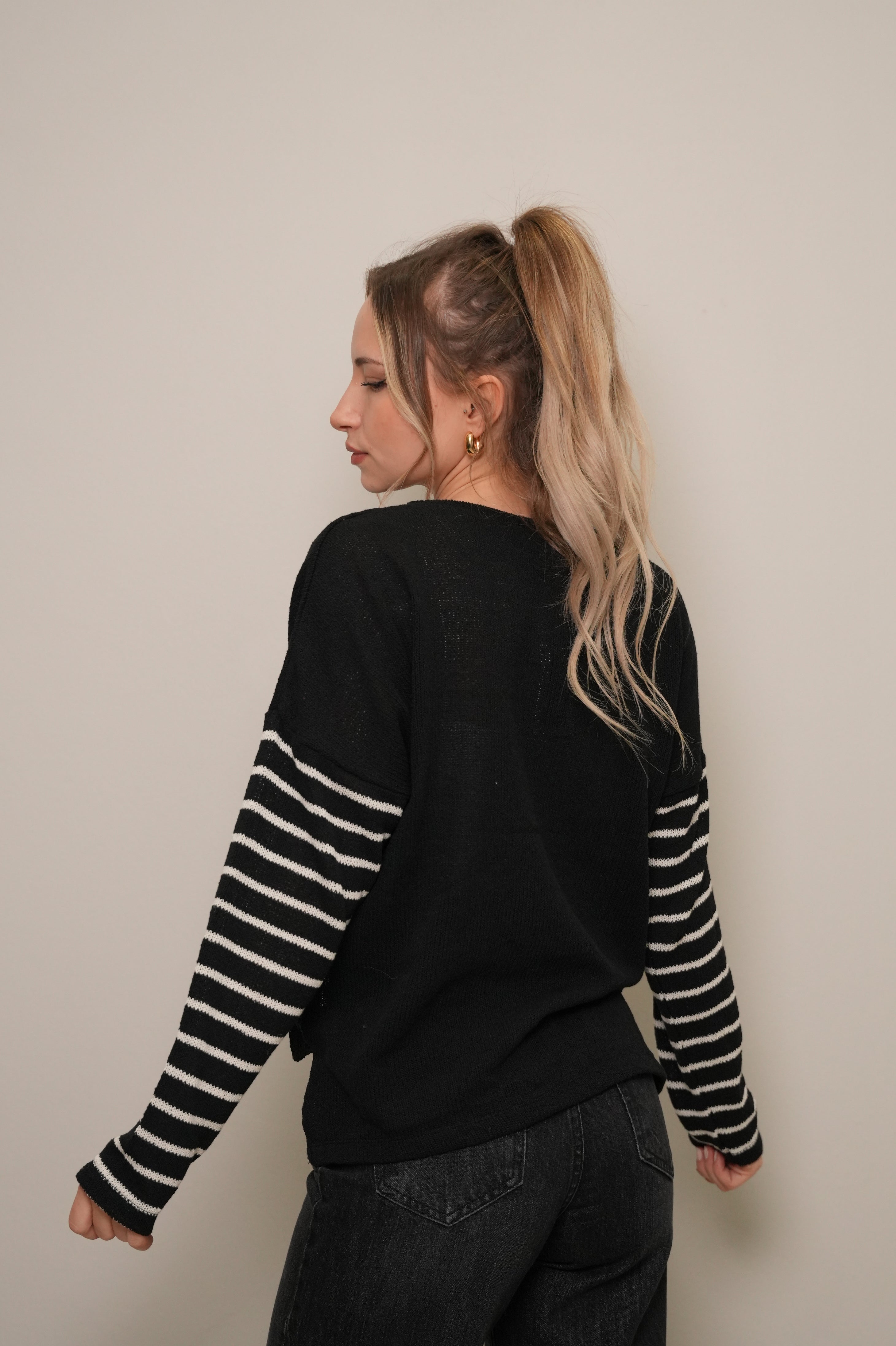 Siyah Çizgili Kol Detaylı Oversize Triko Kazak