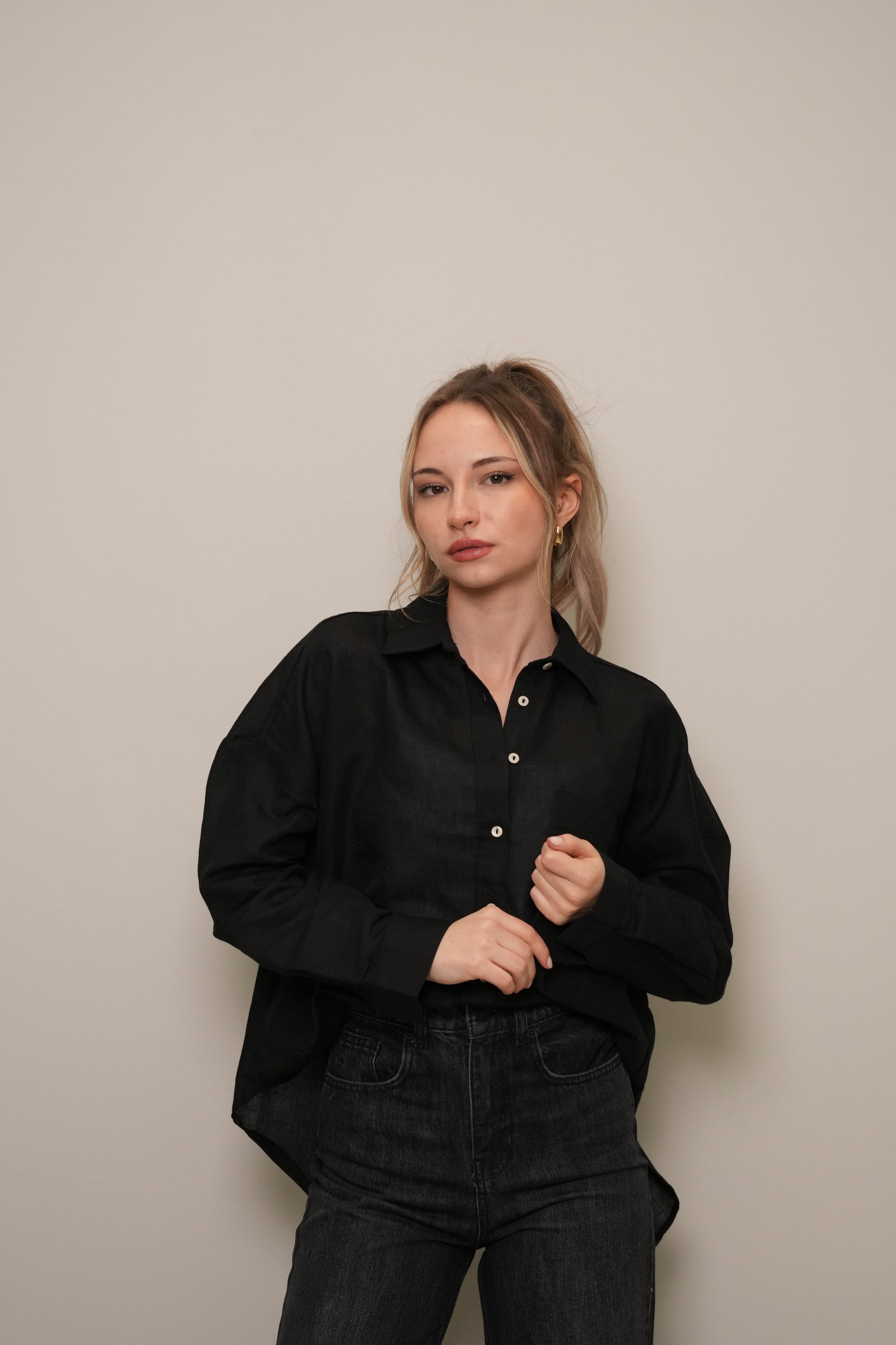 Siyah Oversize Tek Cepli Doğal Dokulu Gömlek