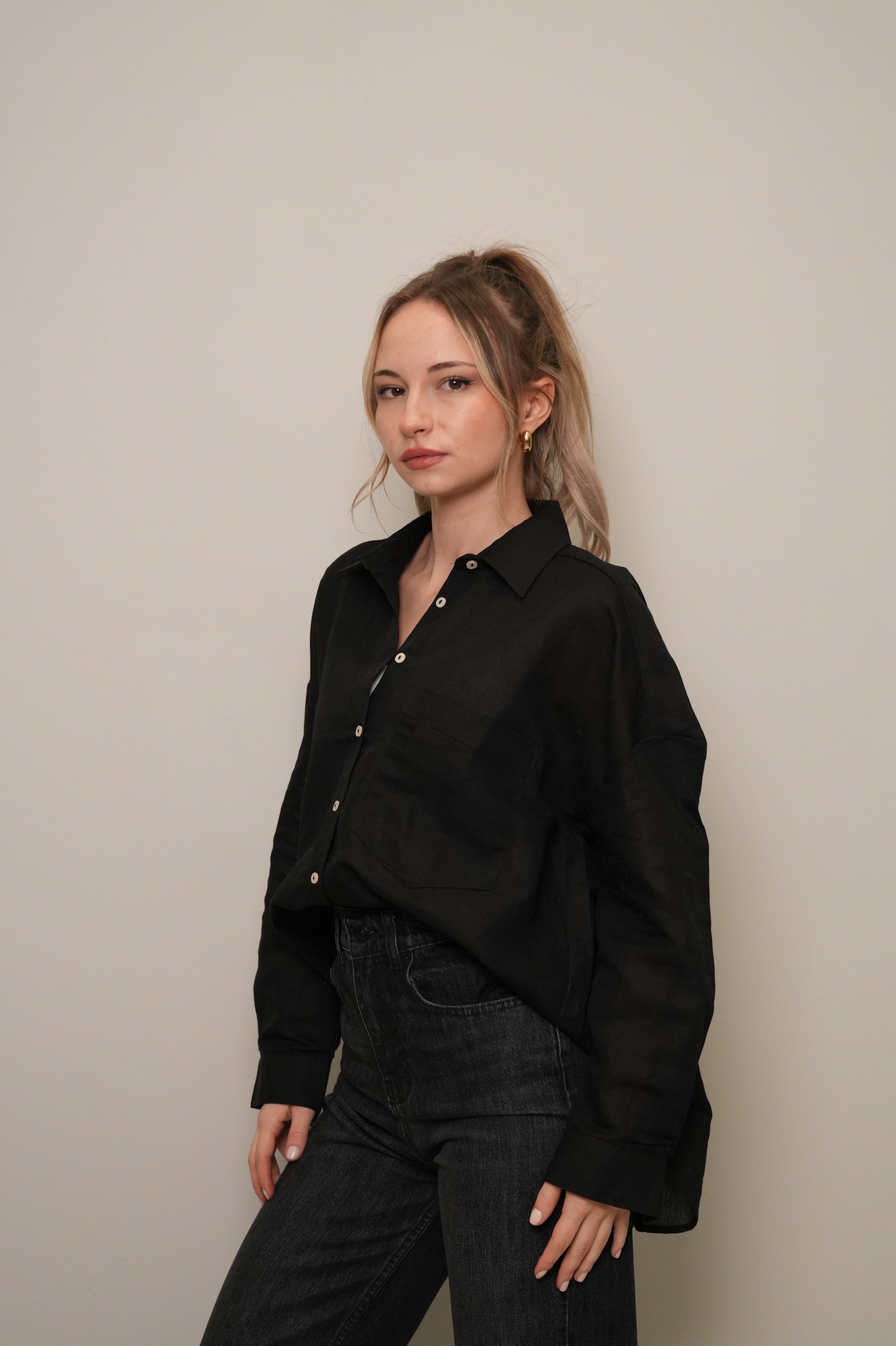 Siyah Oversize Tek Cepli Doğal Dokulu Gömlek