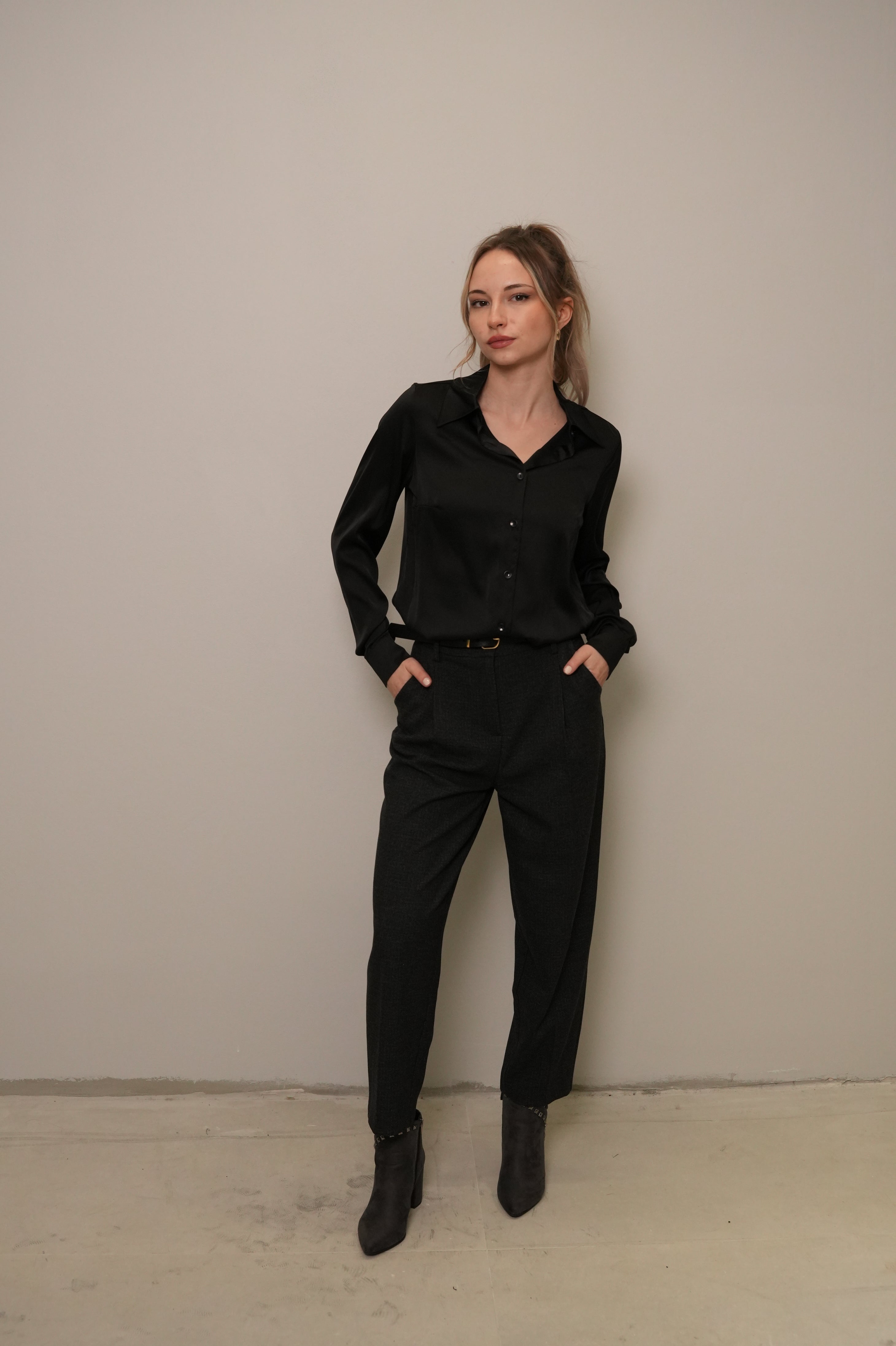 Siyah Saten Görünümlü Klasik Yaka Gömlek