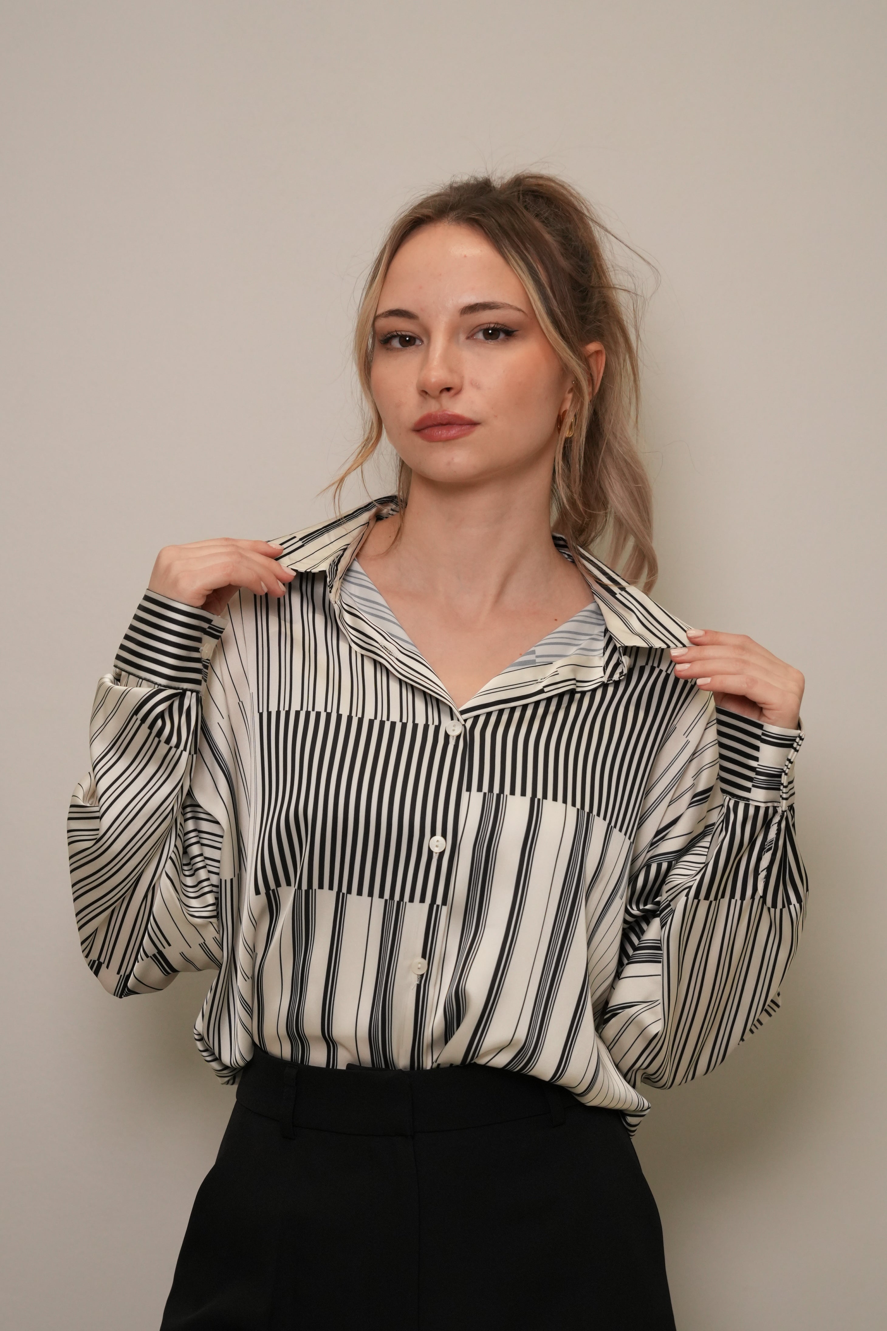 Siyah-Ekru Geometrik Çizgili Oversize Saten Gömlek