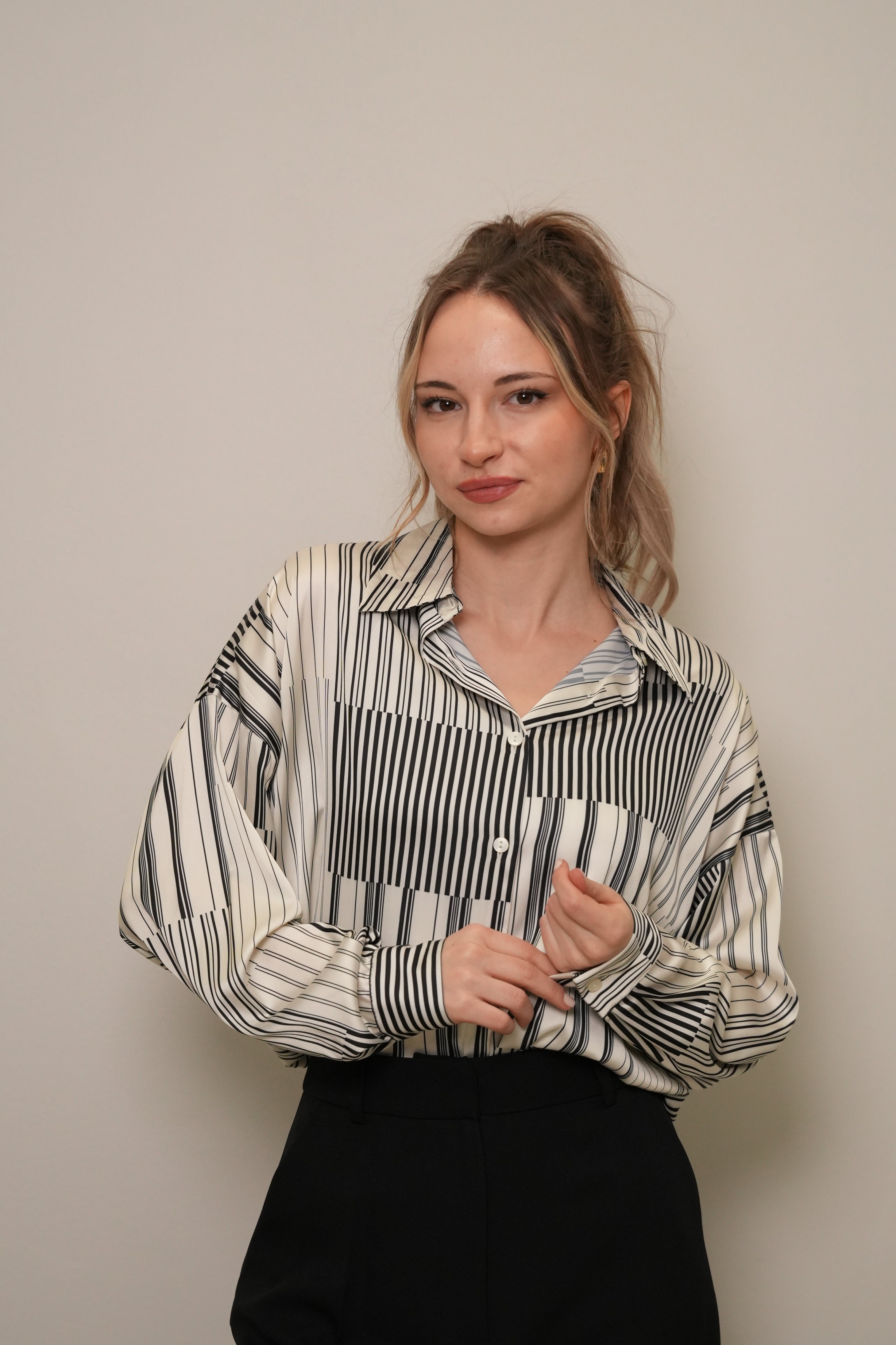Siyah-Ekru Geometrik Çizgili Oversize Saten Gömlek