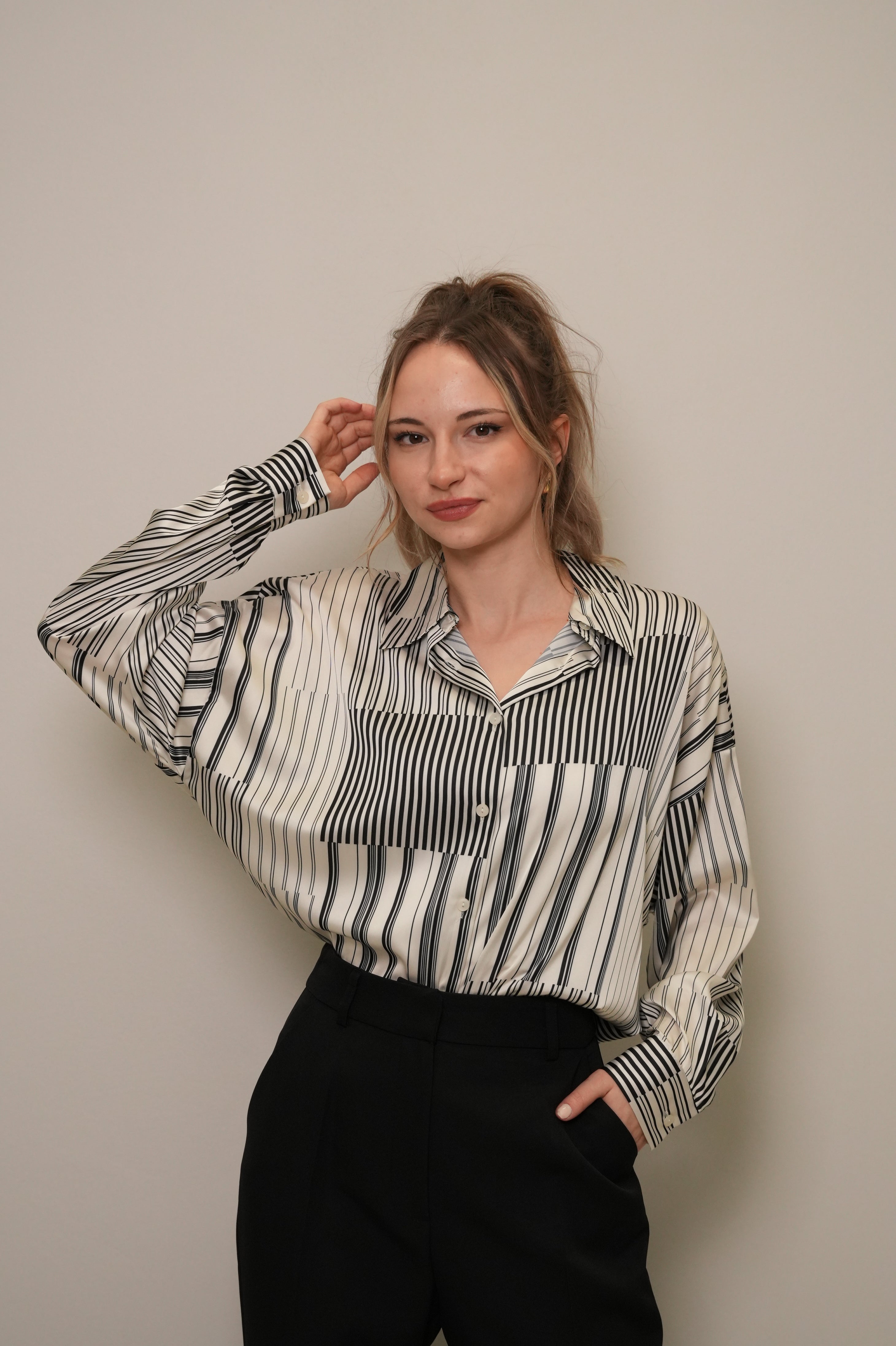Siyah-Ekru Geometrik Çizgili Oversize Saten Gömlek