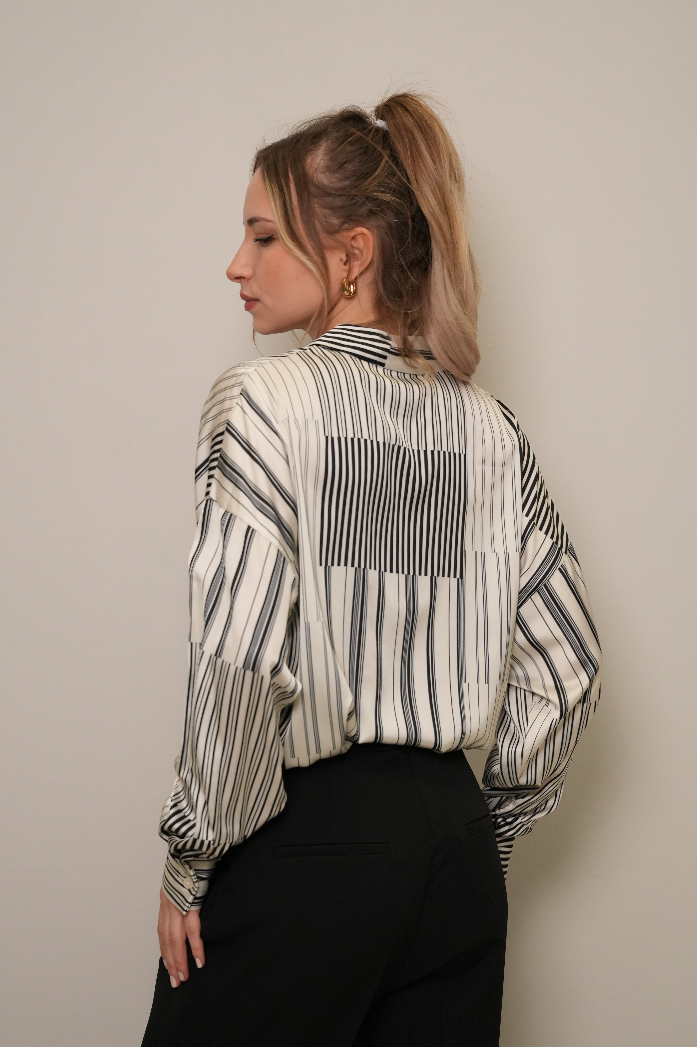 Siyah-Ekru Geometrik Çizgili Oversize Saten Gömlek