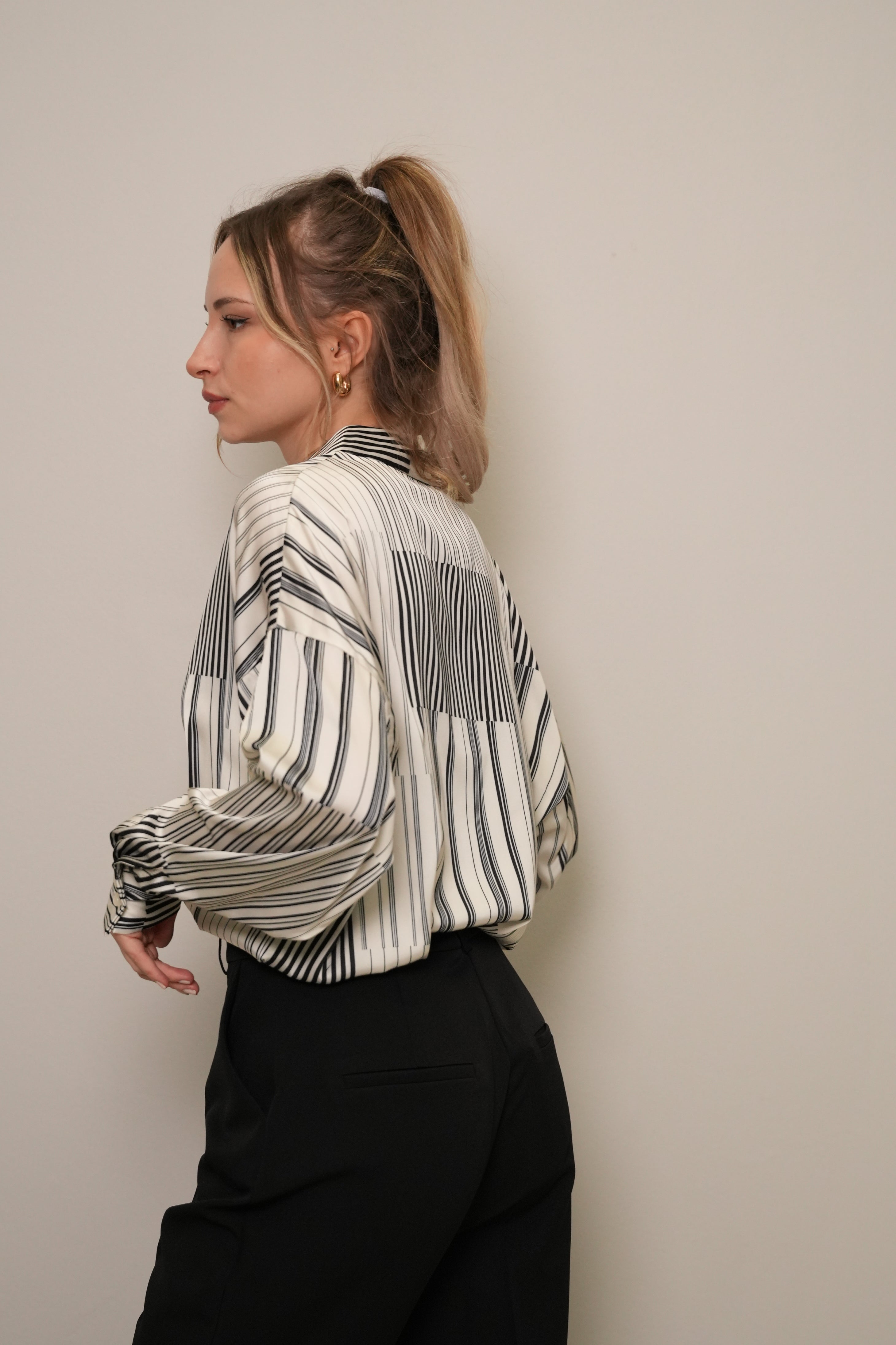 Siyah-Ekru Geometrik Çizgili Oversize Saten Gömlek