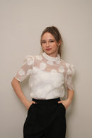 Ekru Dik Yaka Kabartma Çiçek Desenli Organze Bluz